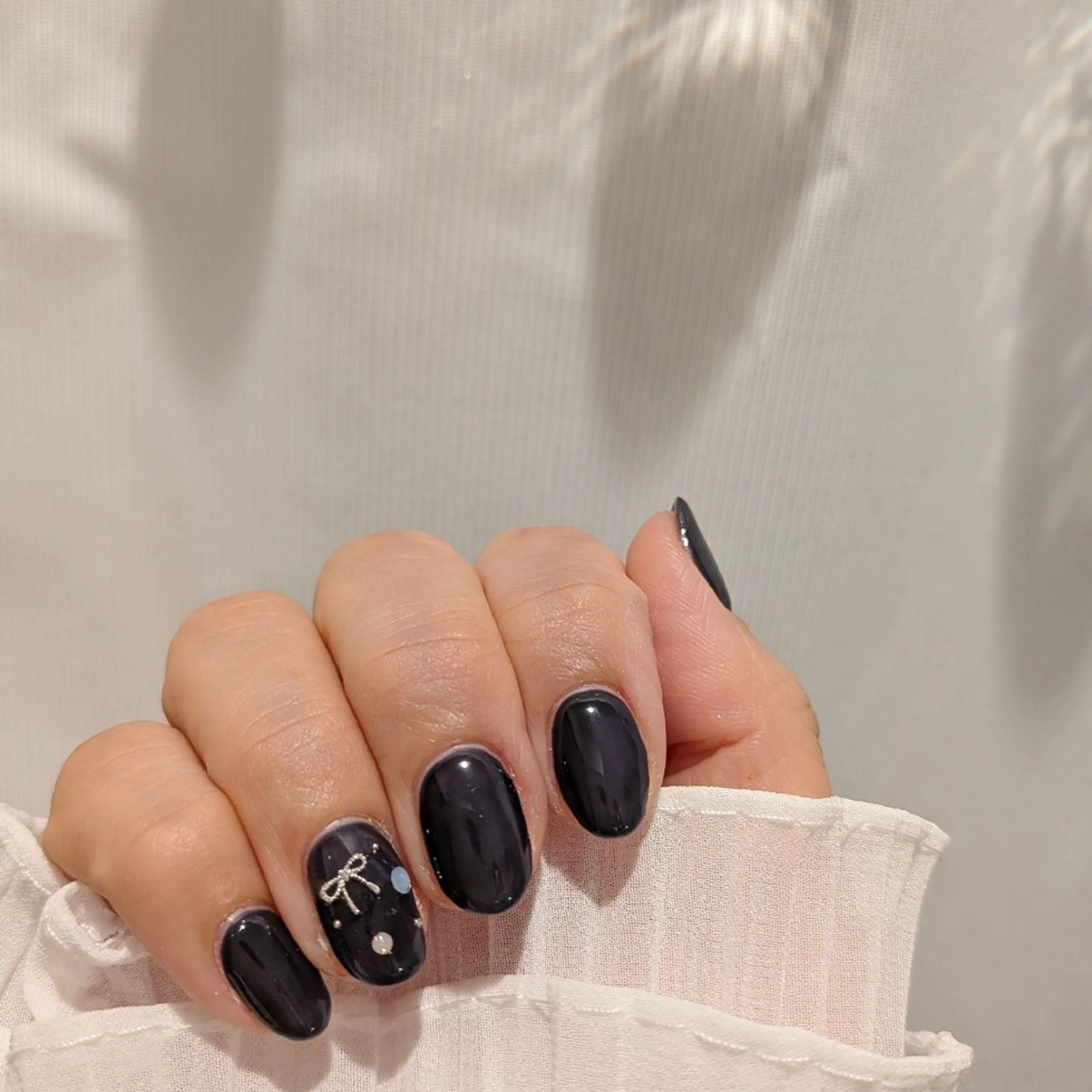 ネイル ガーリー ネイビー リボン ハンドネイル Shanti所属・Shanti🩵 NARITAのネイルデザイン