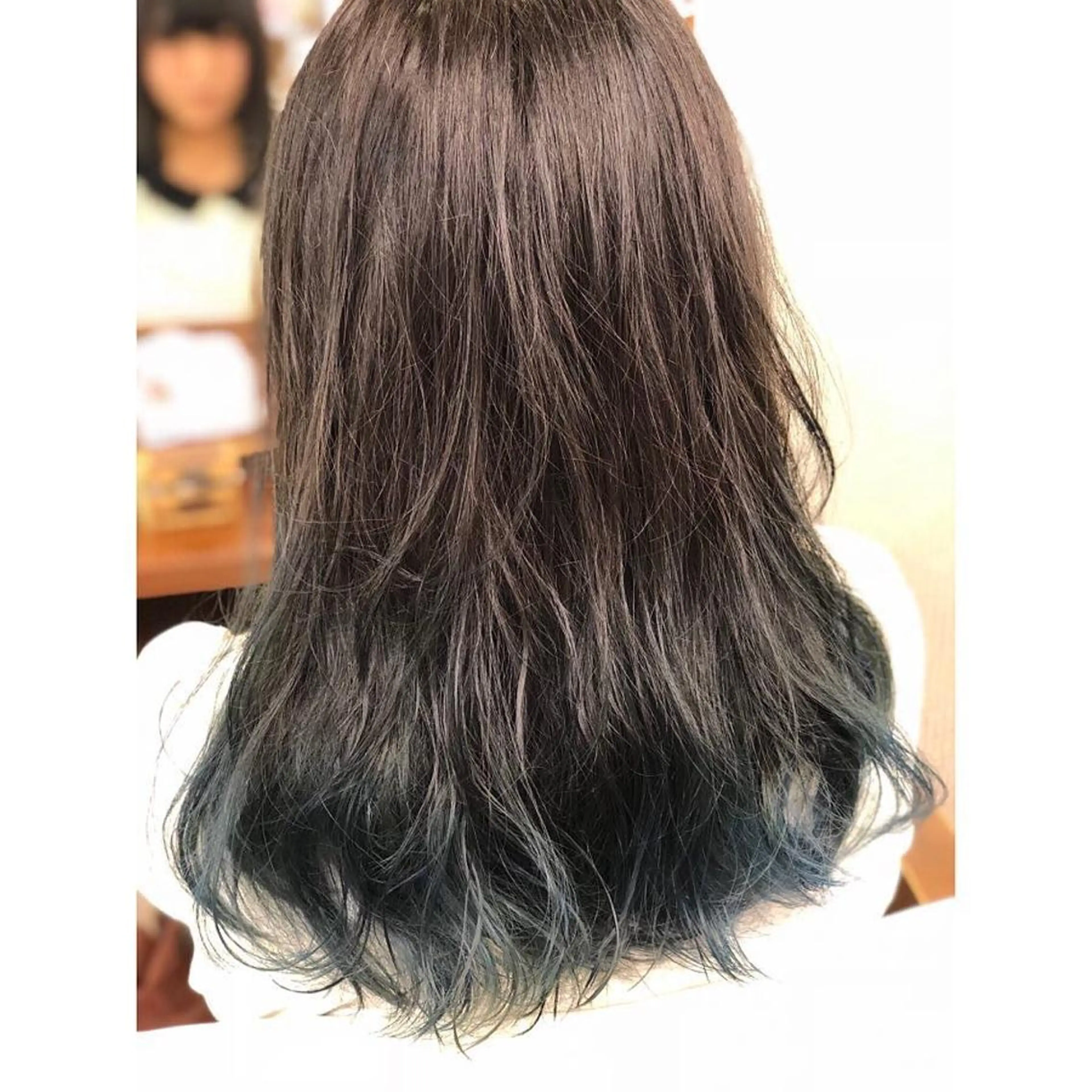 セミロング カラー ブルーカラー グラデーションカラー パーソナルカラー診断 できます　木曽　主博のヘアスタイル