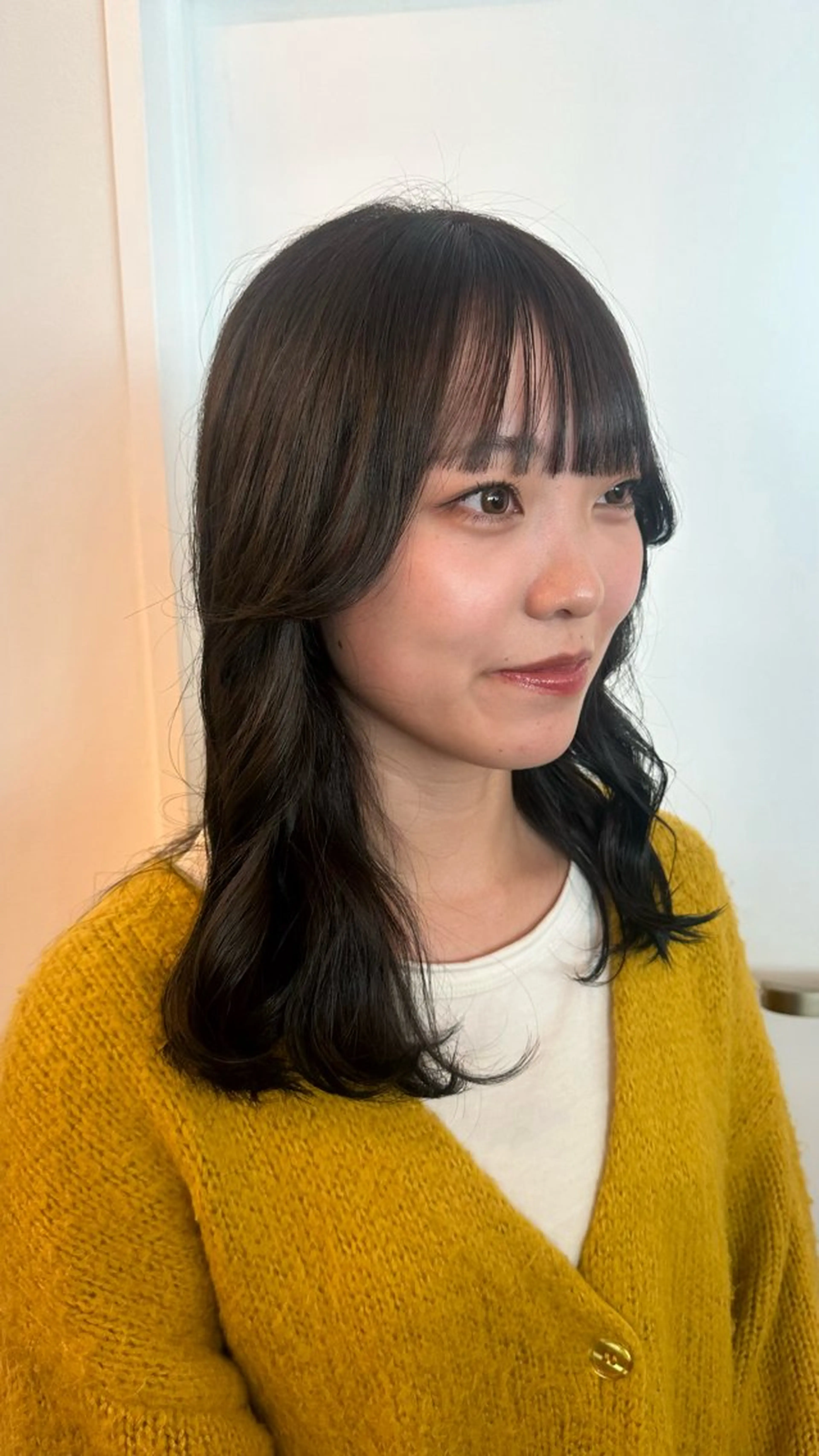 ミディアム カット ヘアカラー オノ アイラのヘアスタイル