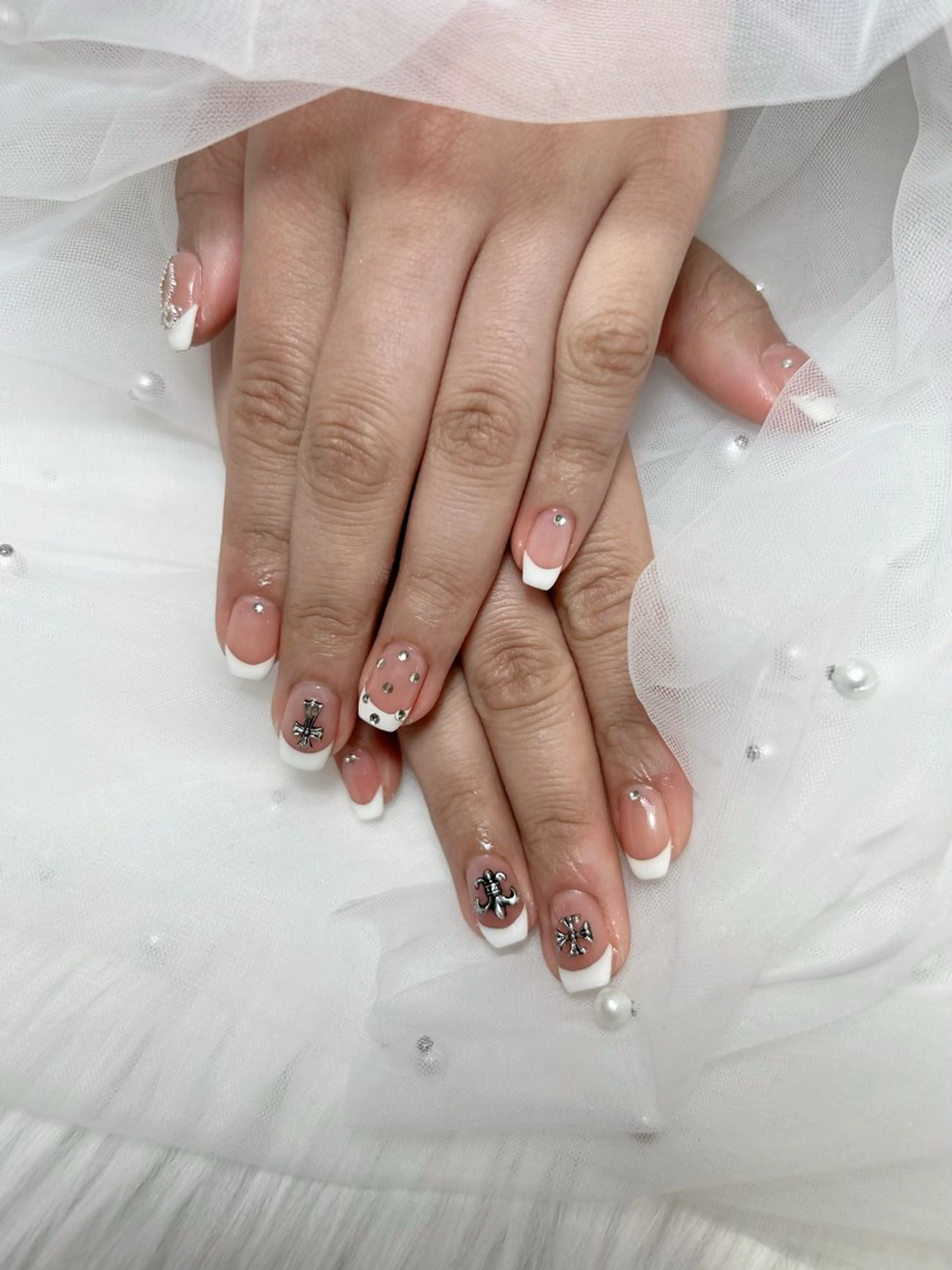 ネイル アートネイル 桜ネイル フレンチネイル ガラスフレンチ グラデーション ハンドネイル ハンドケア ミナ🌈 Laule'aのネイルデザイン