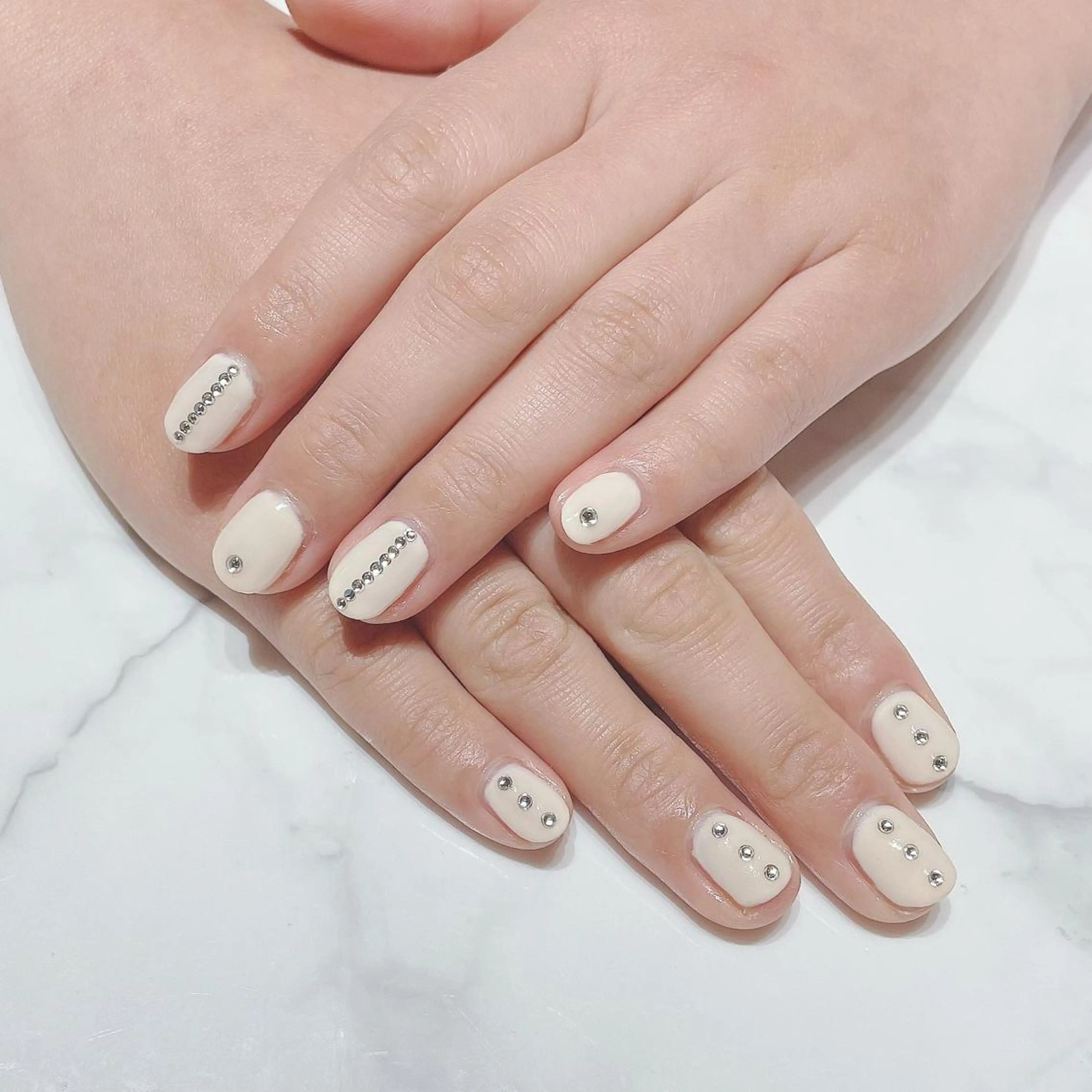 ネイル ワンカラーネイル ストーンネイル ネイルサロン Belleのネイルデザイン