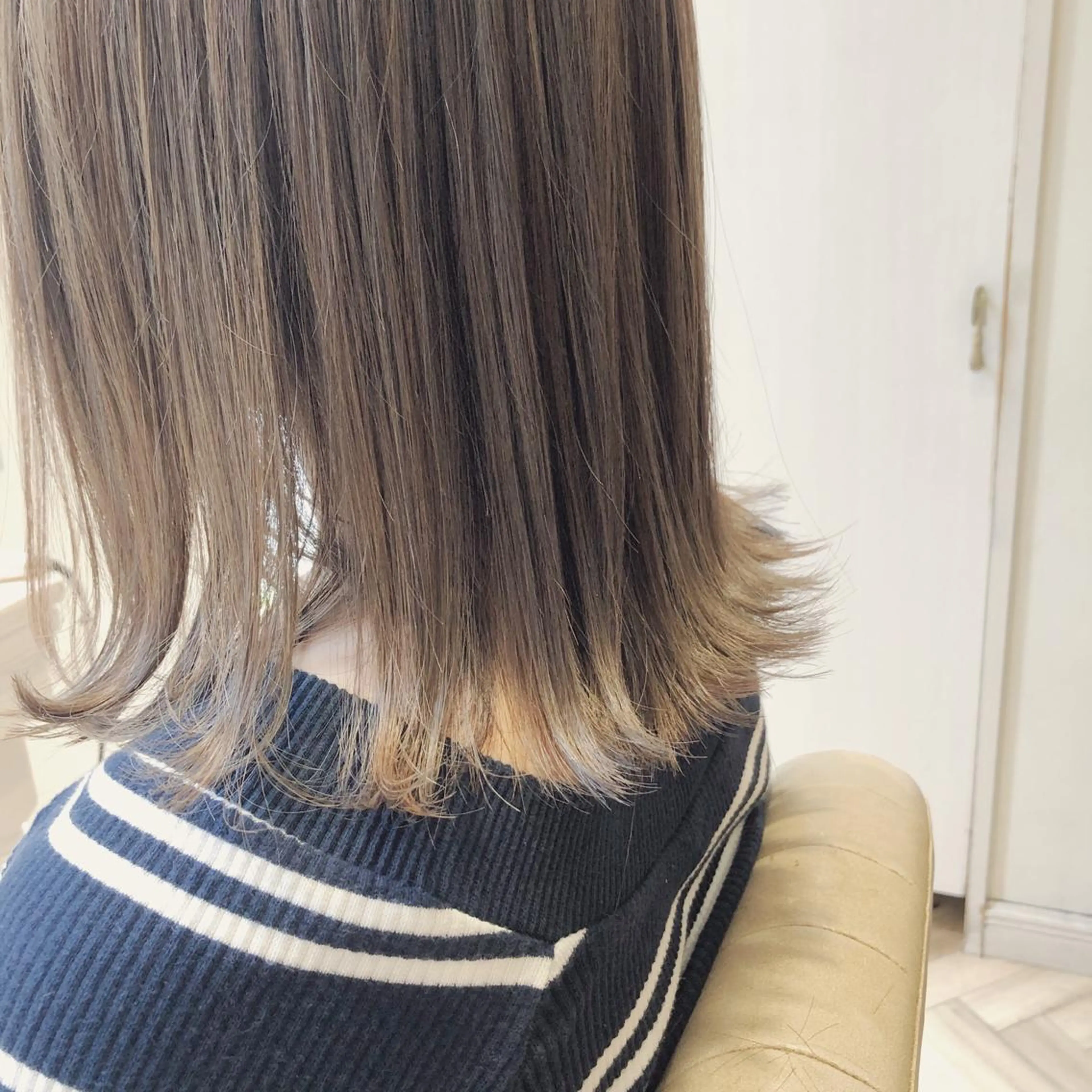 ミディアム アッシュ ハイライト カット ヘアカラー トリートメント 佐々木 シホミのヘアスタイル