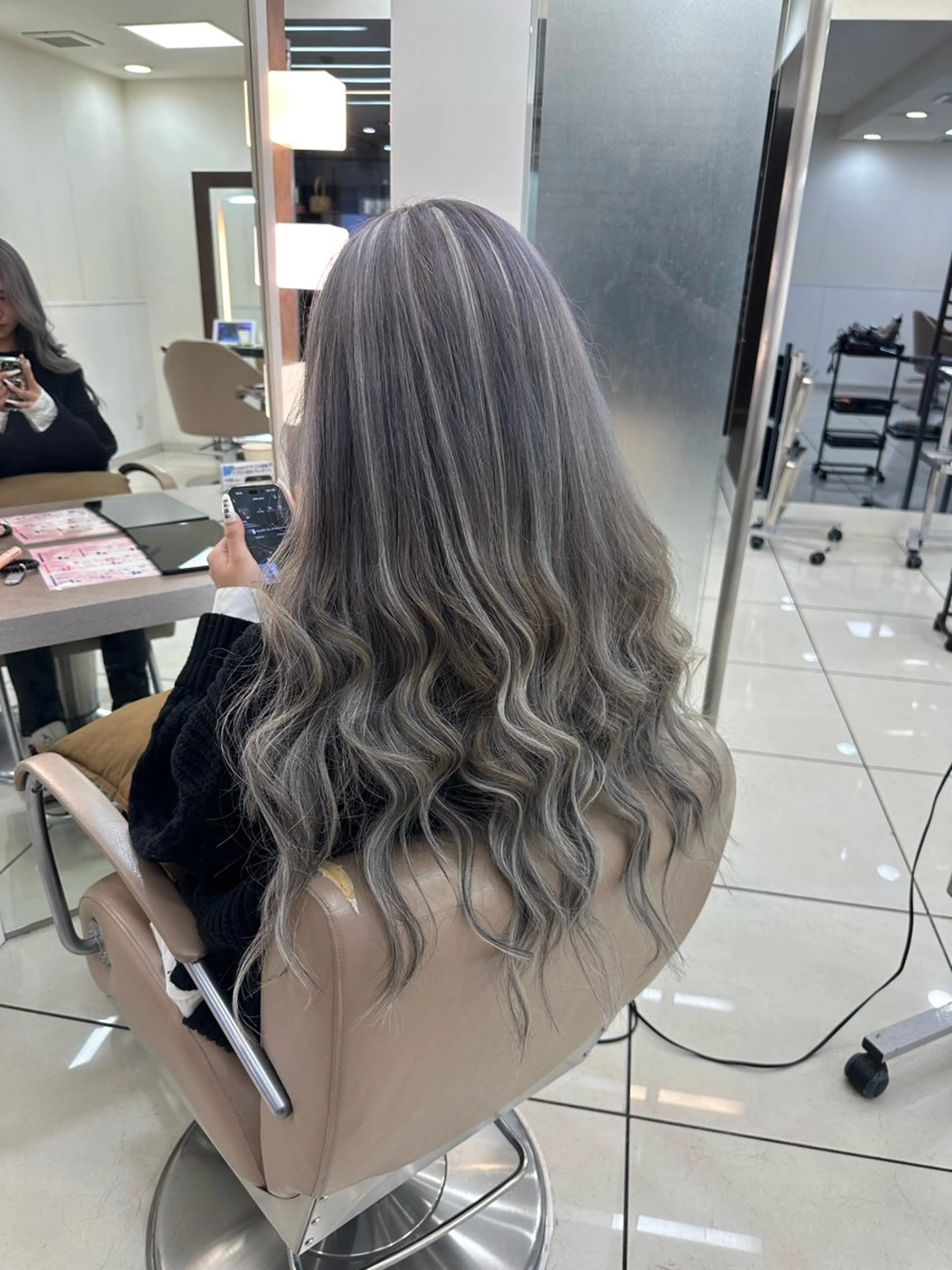 ラウンドマッシュシャ ドウニュアンスパーマのヘアスタイル