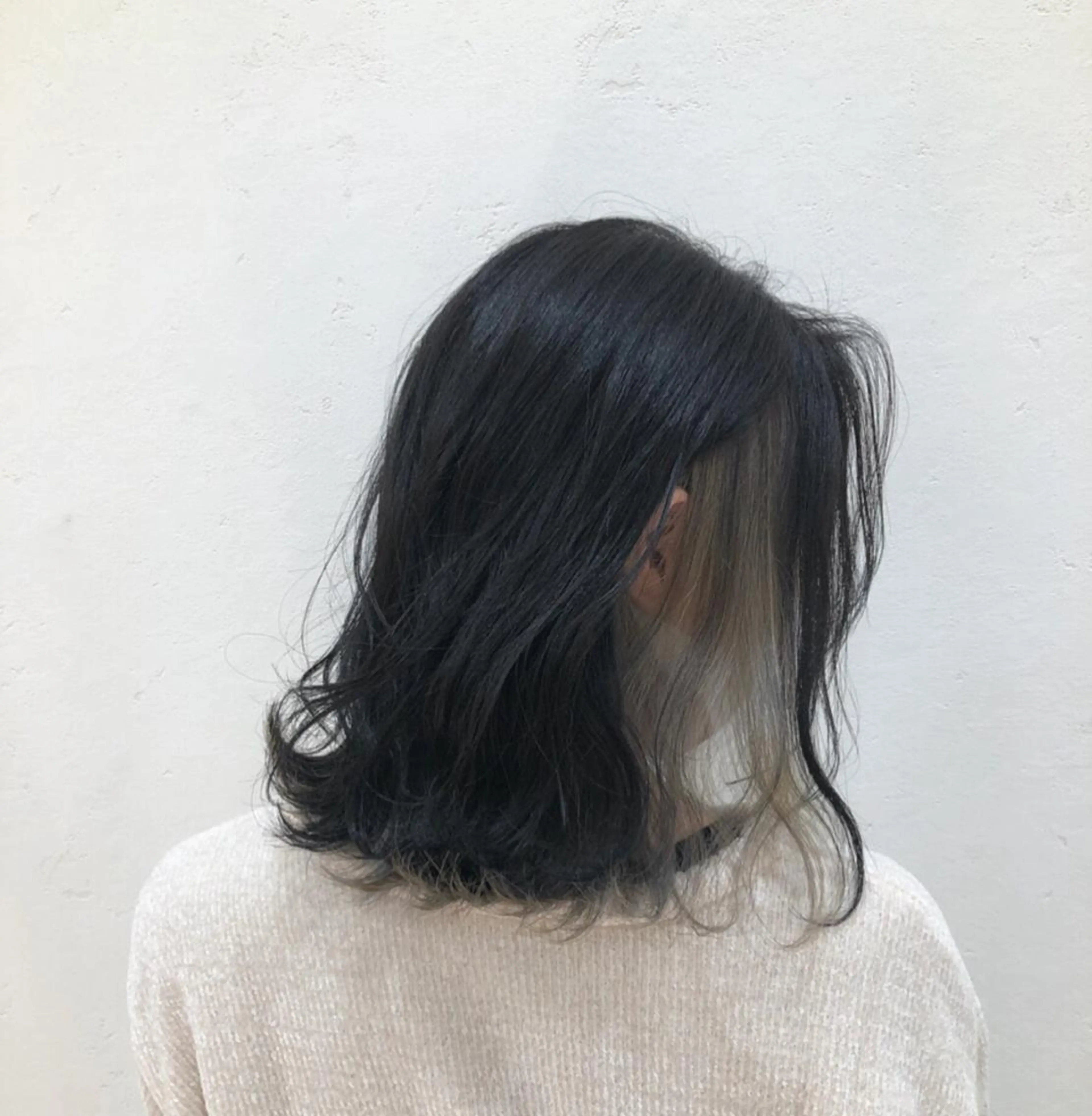 ミディアム カラー インナーカラー シルバー ヘアカラー 透け感カラー🫧 加納トモヒロのヘアスタイル