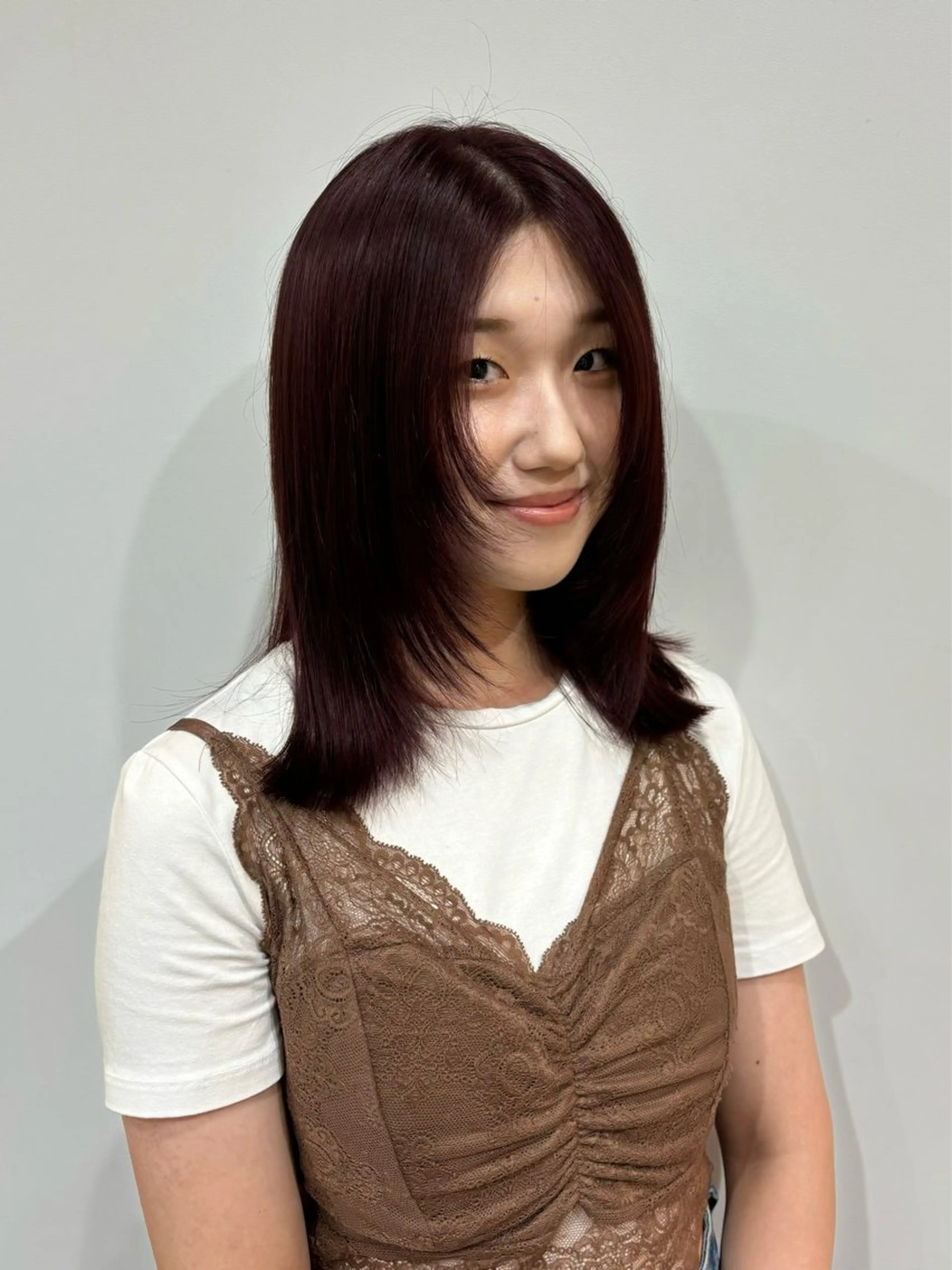 ミディアム カラー ブリーチ ブリーチなしカラー レッドカラー 顔周りカット レイヤーカット カット ヘアカラー 真弓 理沙のヘアスタイル
