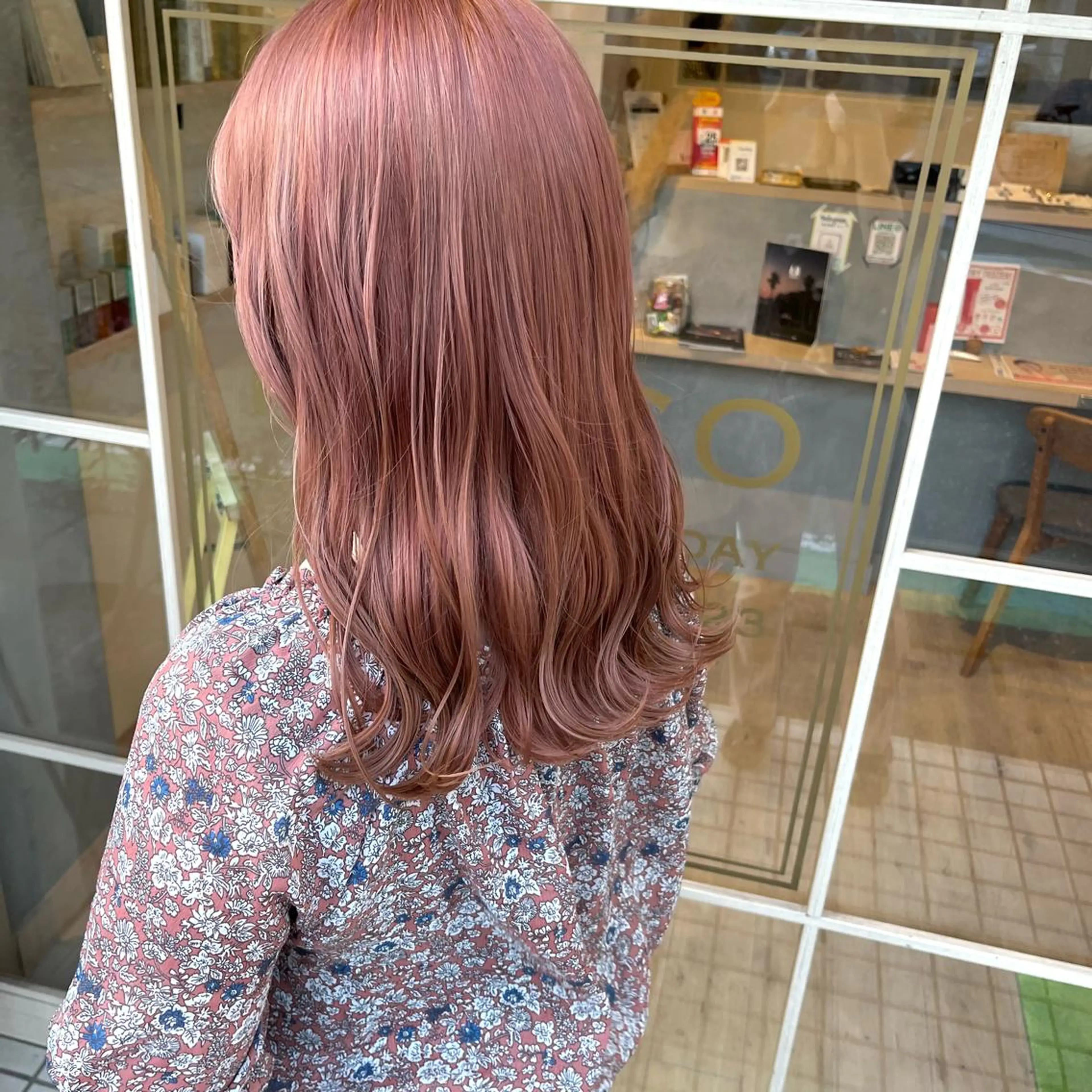 セミロング カラー ブリーチ ピンクカラー ヘアカラー mai ROCCOのヘアスタイル