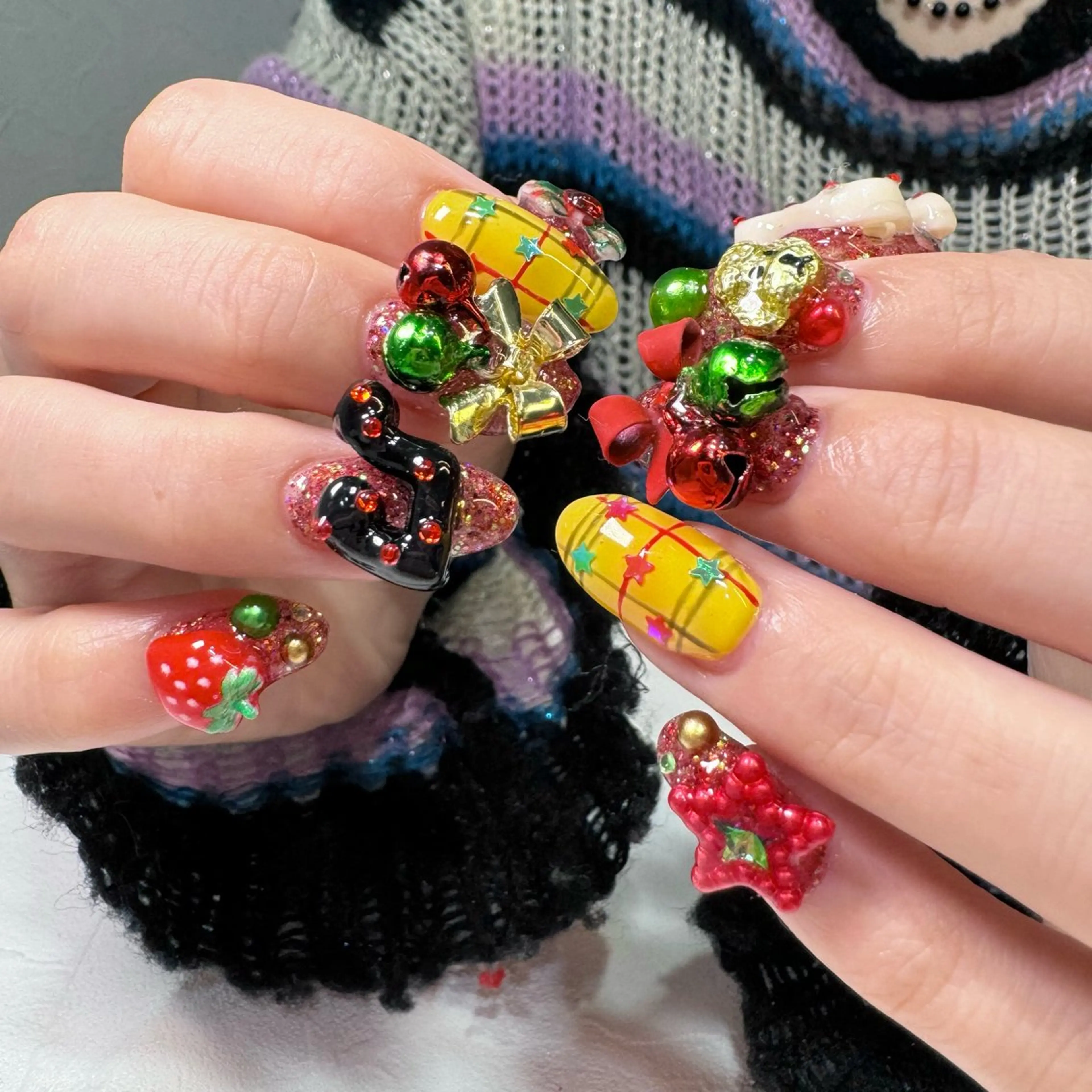 ネイル 冬ネイル クリスマス ハンドネイル RIEKO🍒 ワンホン♡推しネイルのネイルデザイン