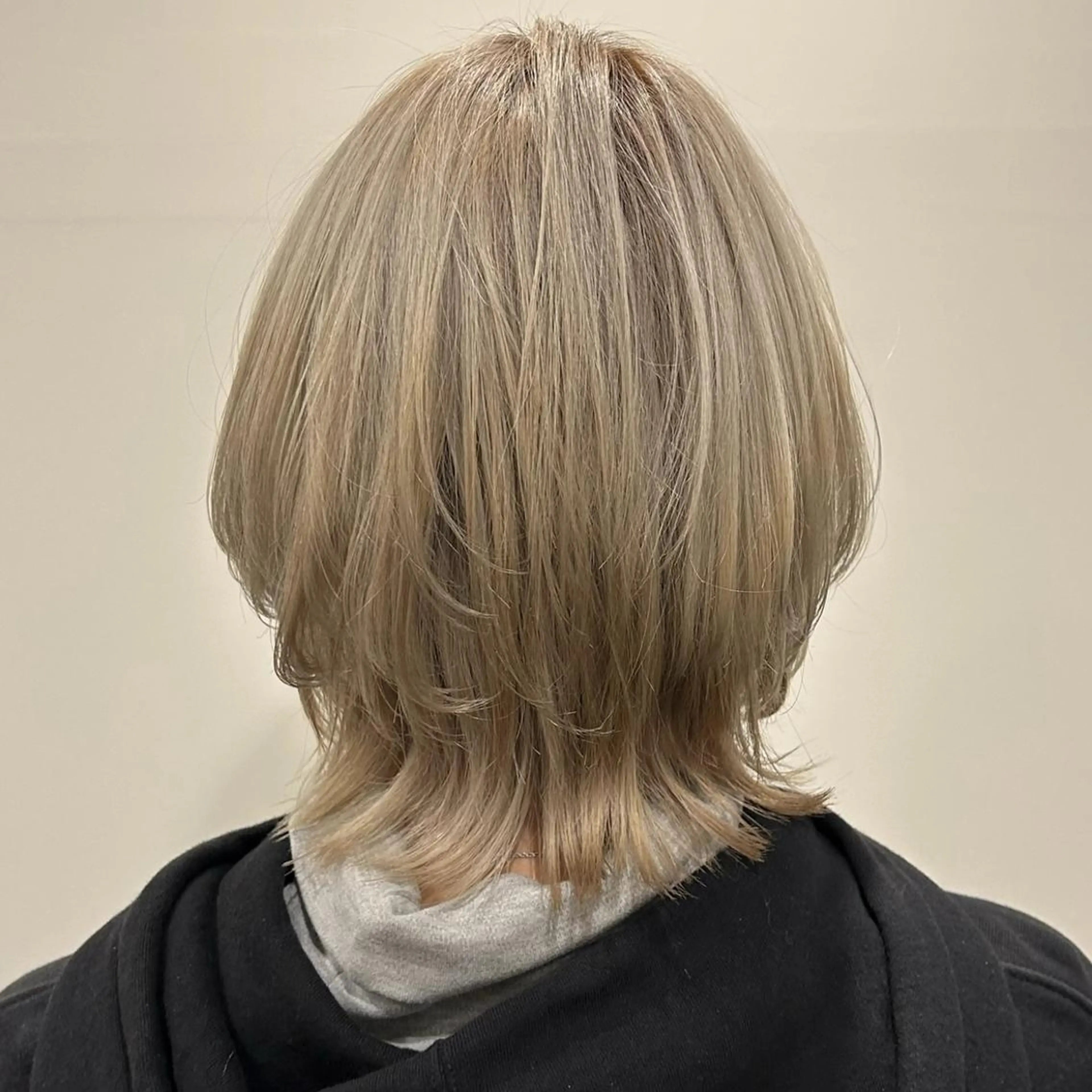 ミディアム カラー ベージュカラー ブリーチ 透明感カラー ダブルカラー ハイトーンカラー カット ヘアカラー Halo/長居美容室 ショート/ROKIのヘアスタイル