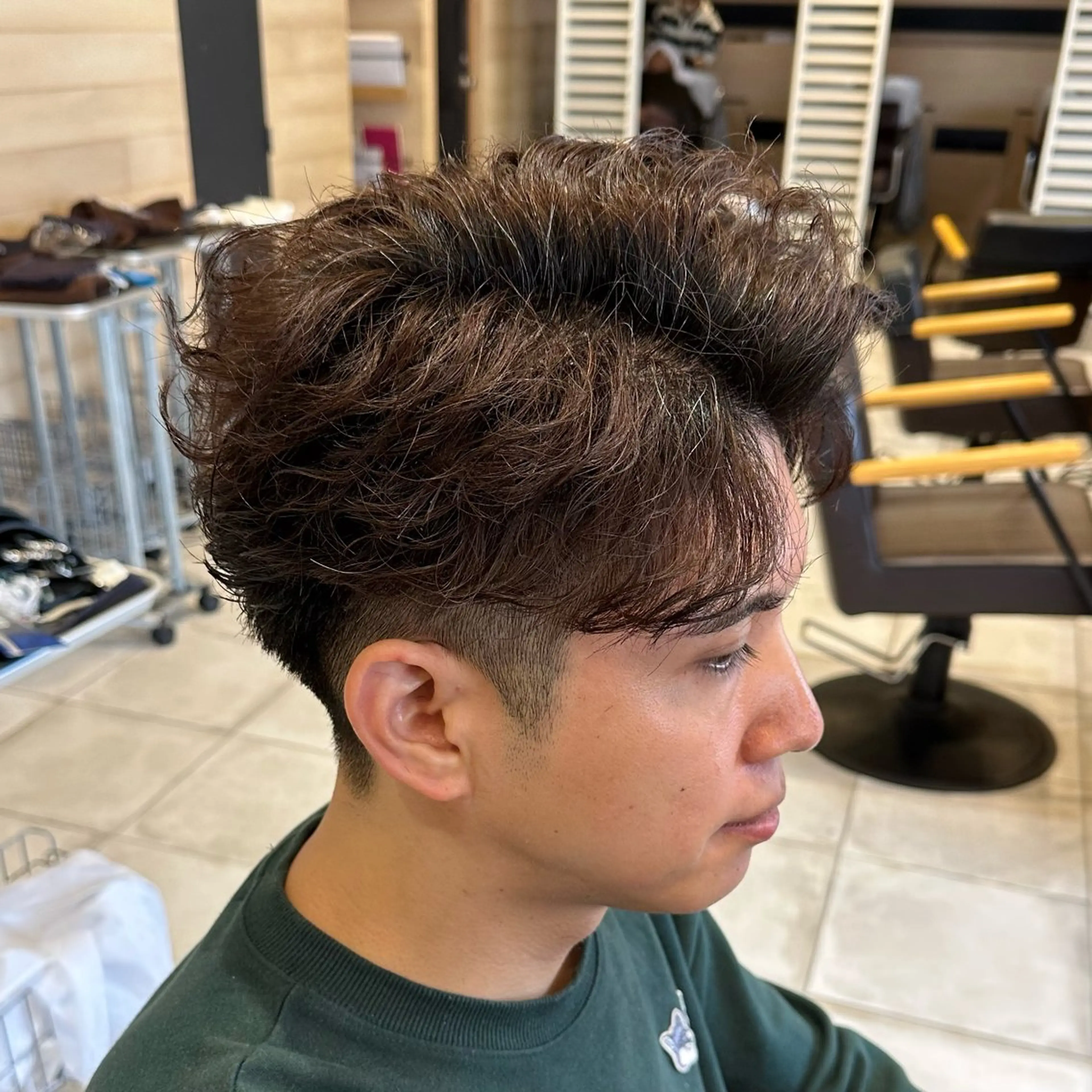 パーマ メンズ メンズ特化　パーマ メッシュハイライトのヘアスタイル