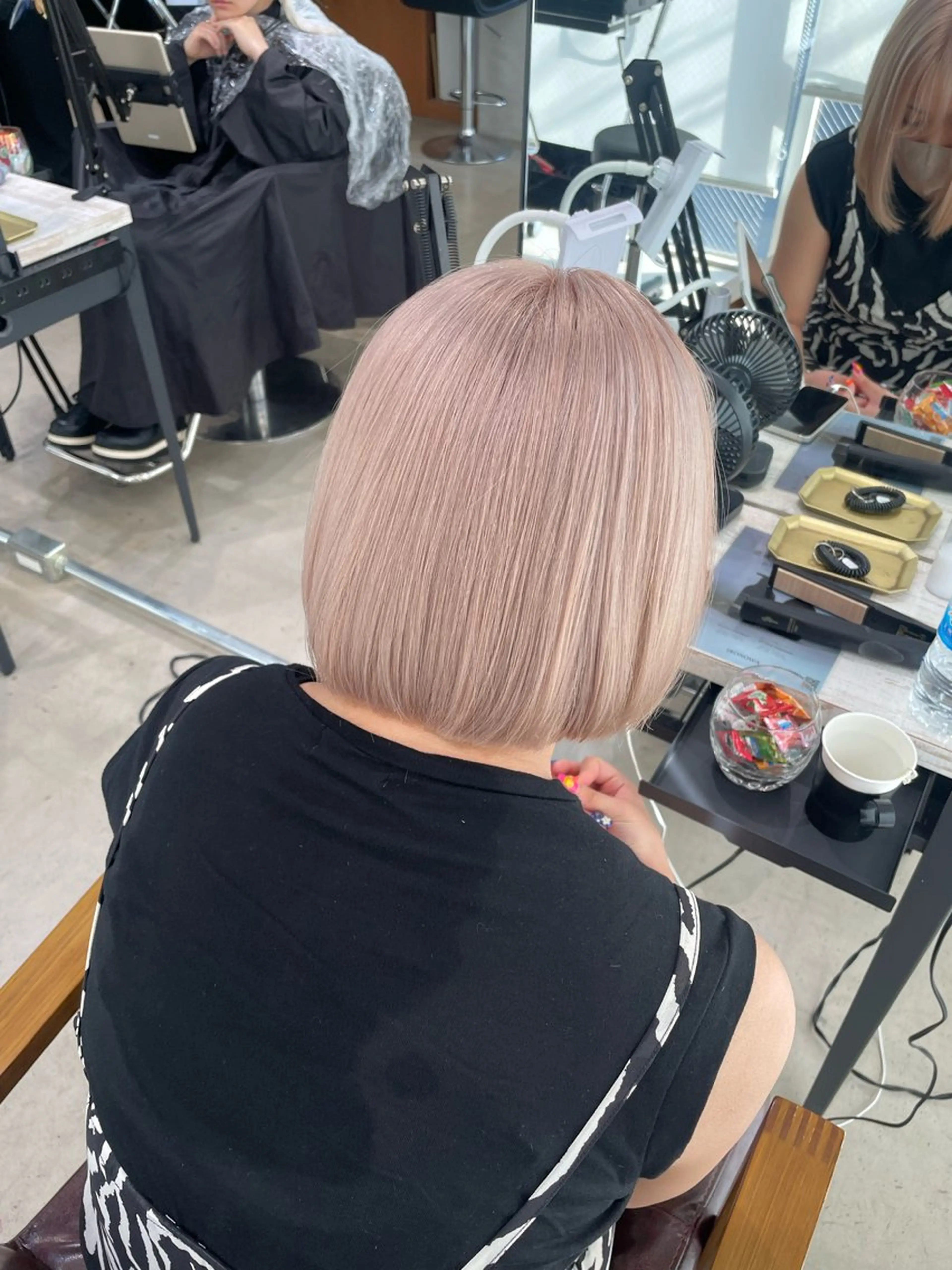 ショート カラー カット ヘアカラー トリートメント youres hair 新宿3丁目店所属・艶髪/ハイトーン /髪質改善/柴田のヘアスタイル
