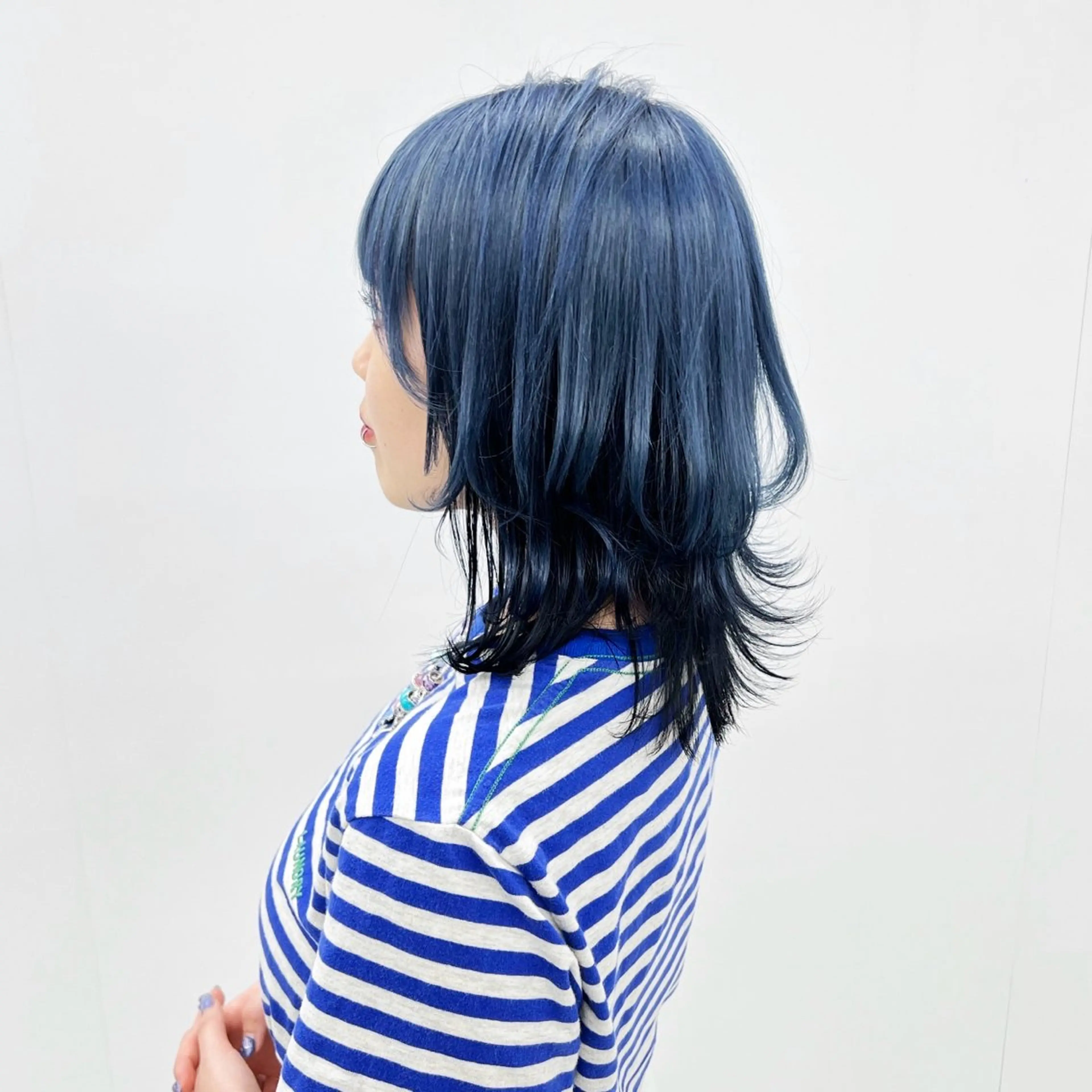 ミディアム カラー ヘアアレンジ ミディアムレイヤー ミストバング ブリーチ ブルーカラー デザインカラー 大橋 拓巳のヘアスタイル