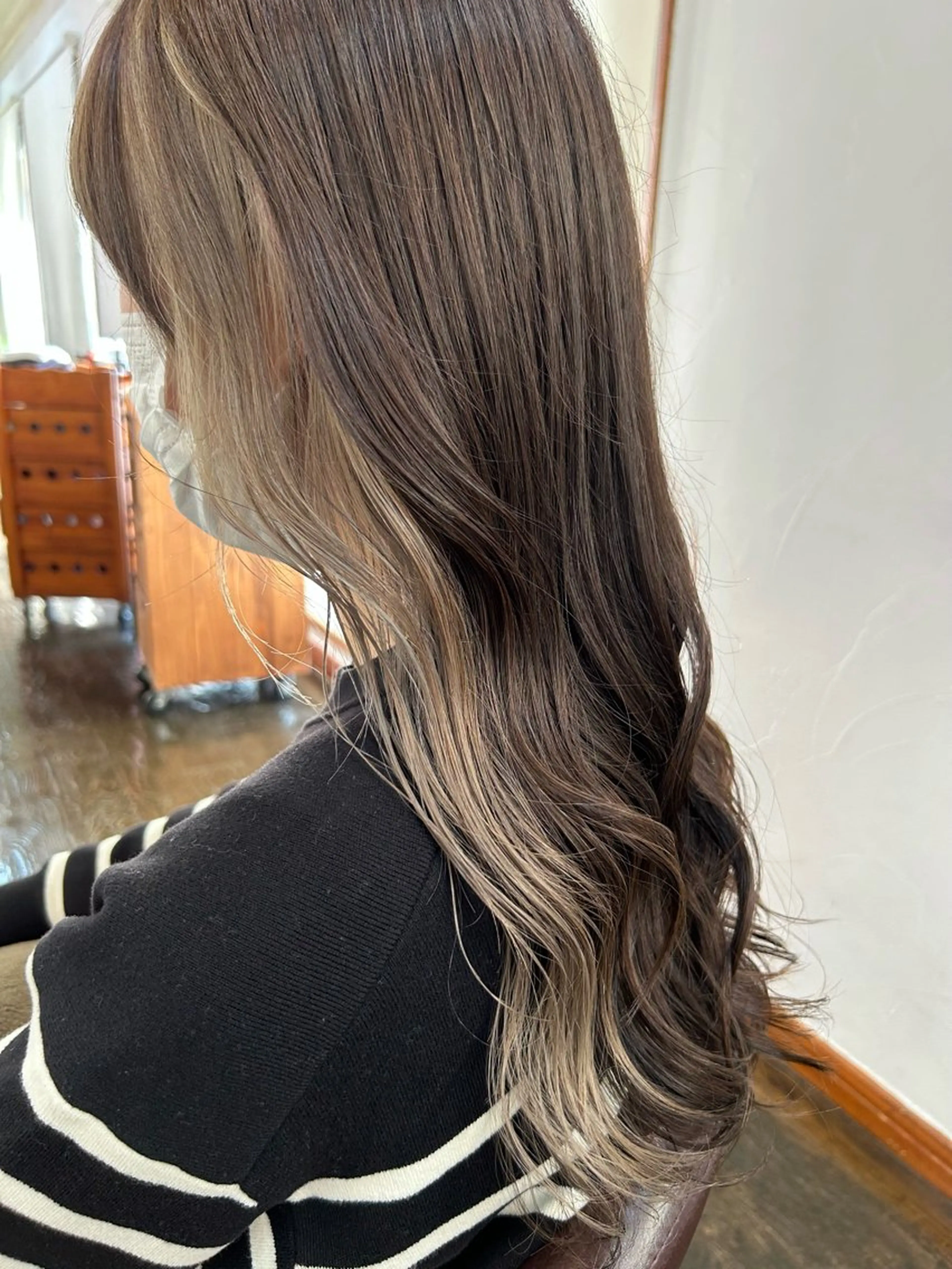 カラー ベージュカラー インナーカラー シルバー シルバーベージュ 坂本 瑞季のヘアスタイル