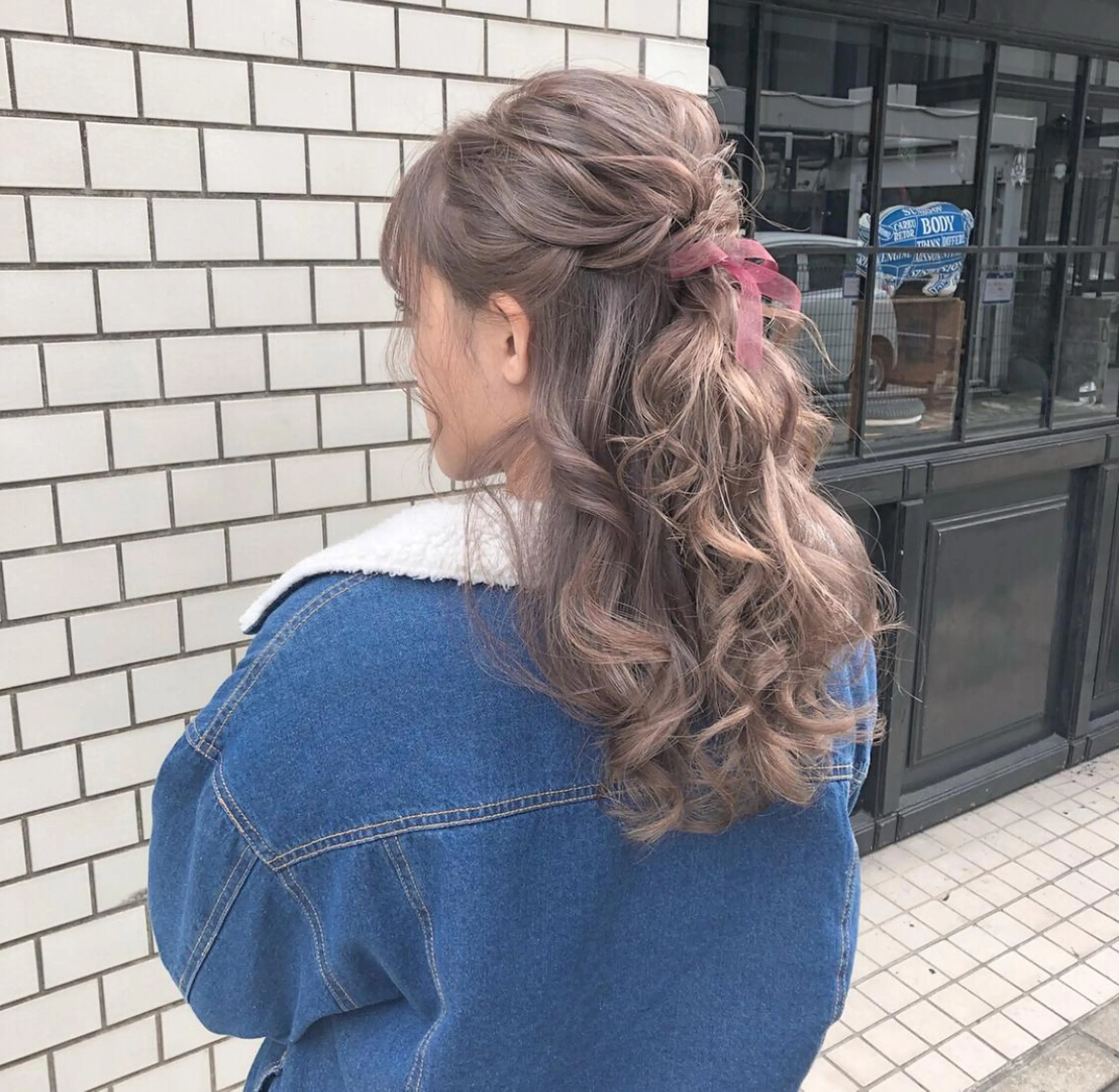 ロング カラー ヘアアレンジ ハーフアップ グレージュ ミルクティーグレージュ 簡単アレンジ autre所属・大久保 ひでなりのヘアスタイル