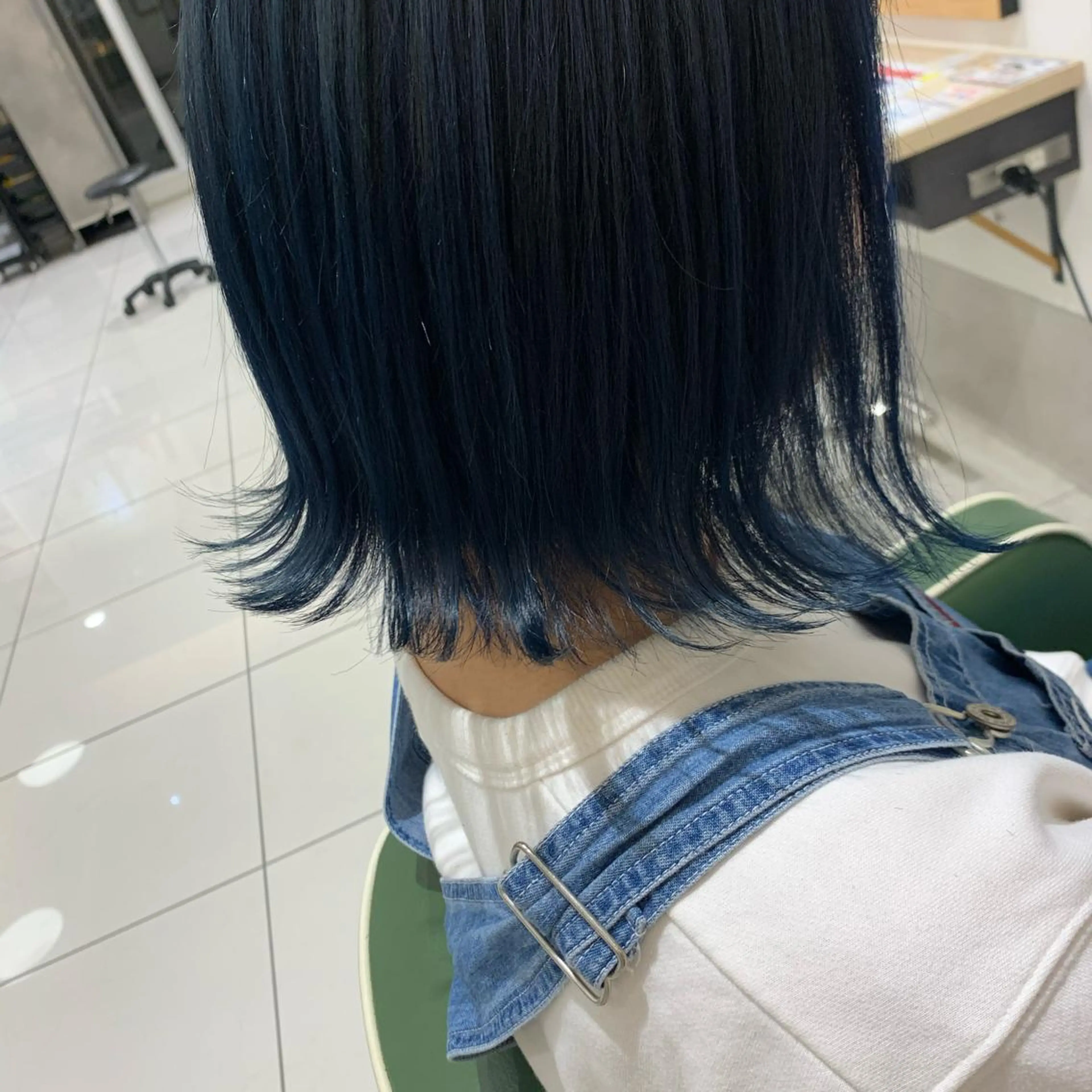 カラー ブリーチ ブルーカラー 畠山 華奈のヘアスタイル