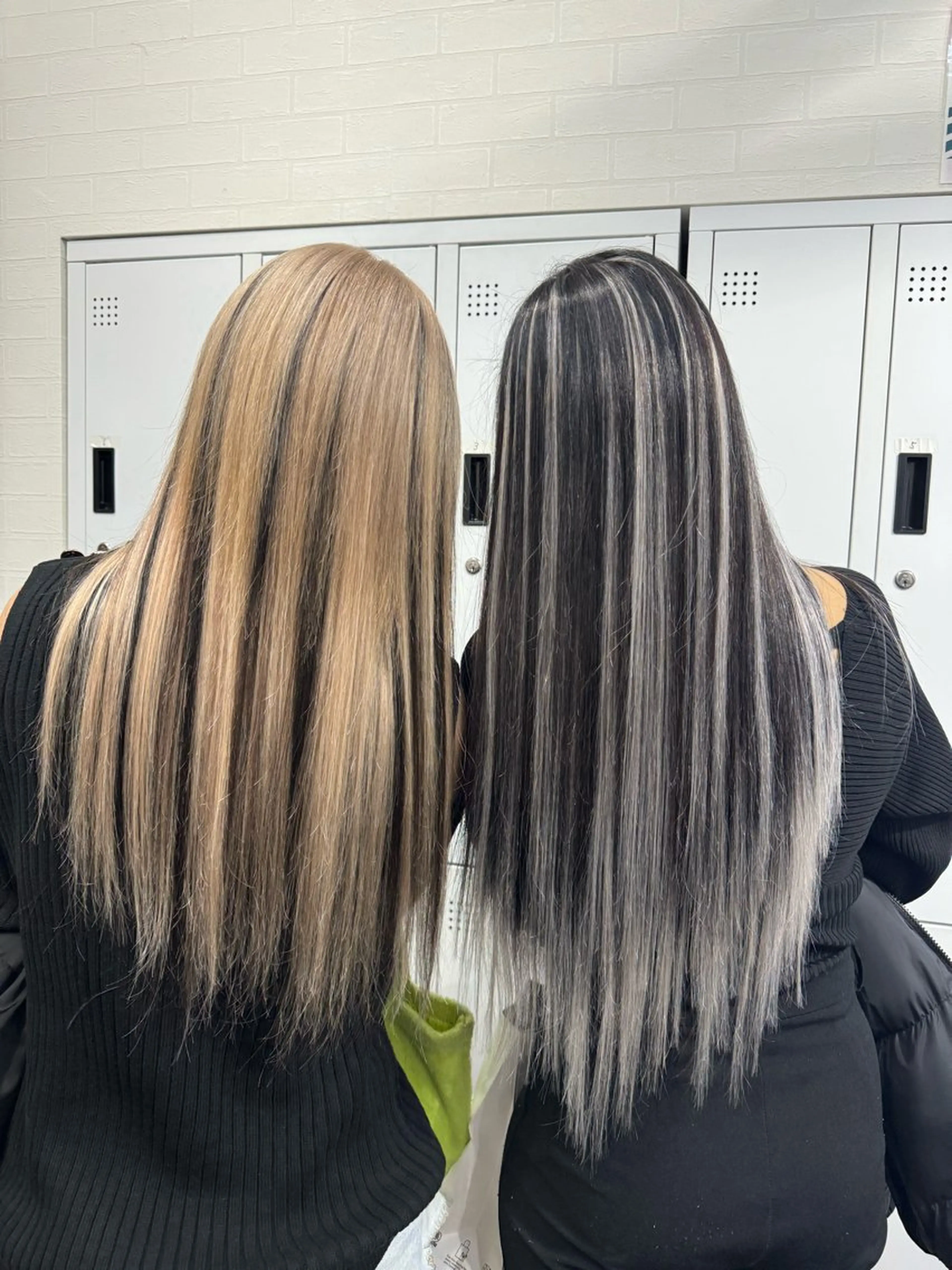 ロング ヘアカラー エクステ 田子🦋ハイトーン 🫐耳つぼジュエリーのヘアスタイル