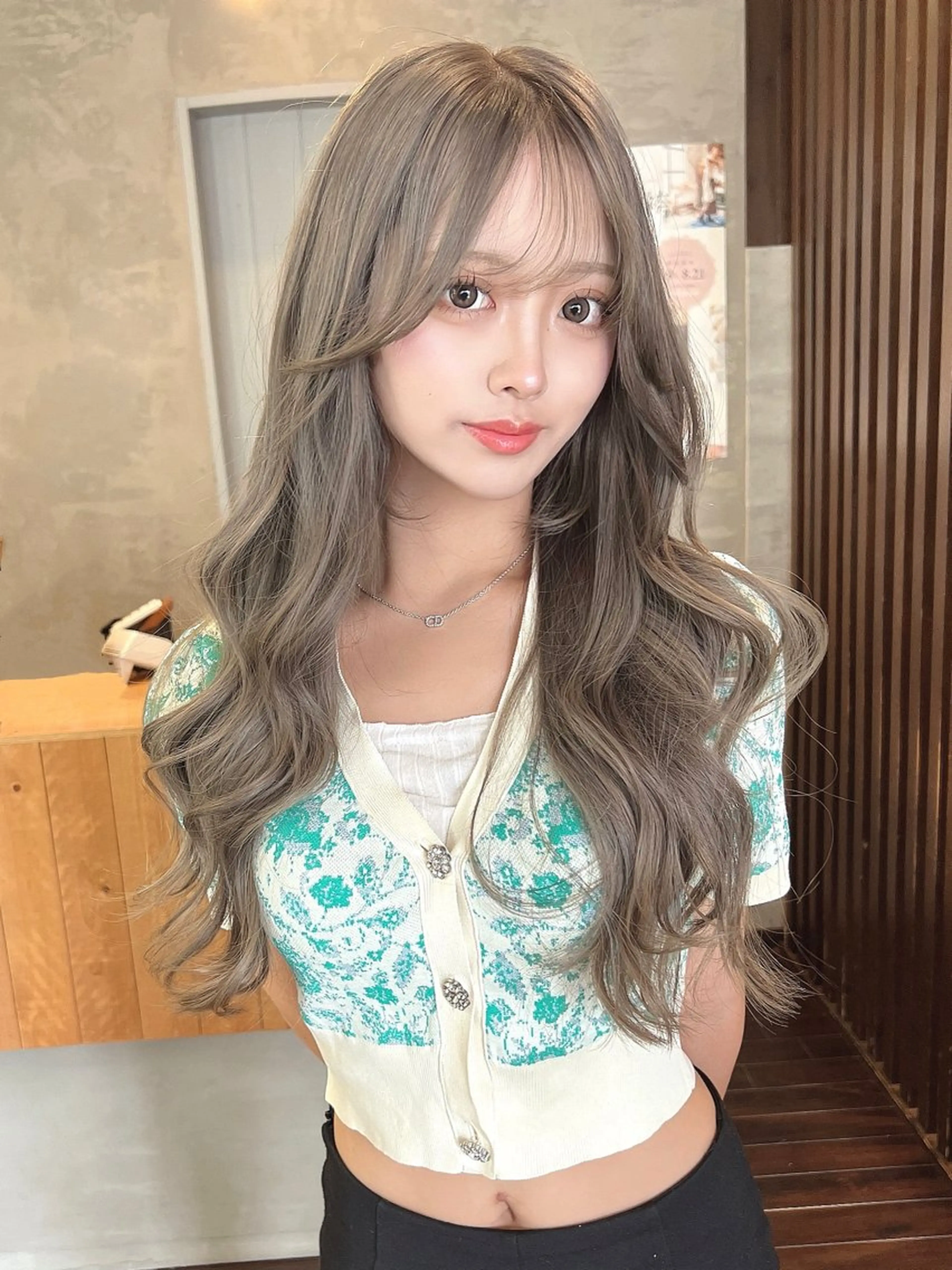 ロング カラー ベージュカラー シルバー シルバーベージュ カット ヘアカラー 具志 正太のヘアスタイル