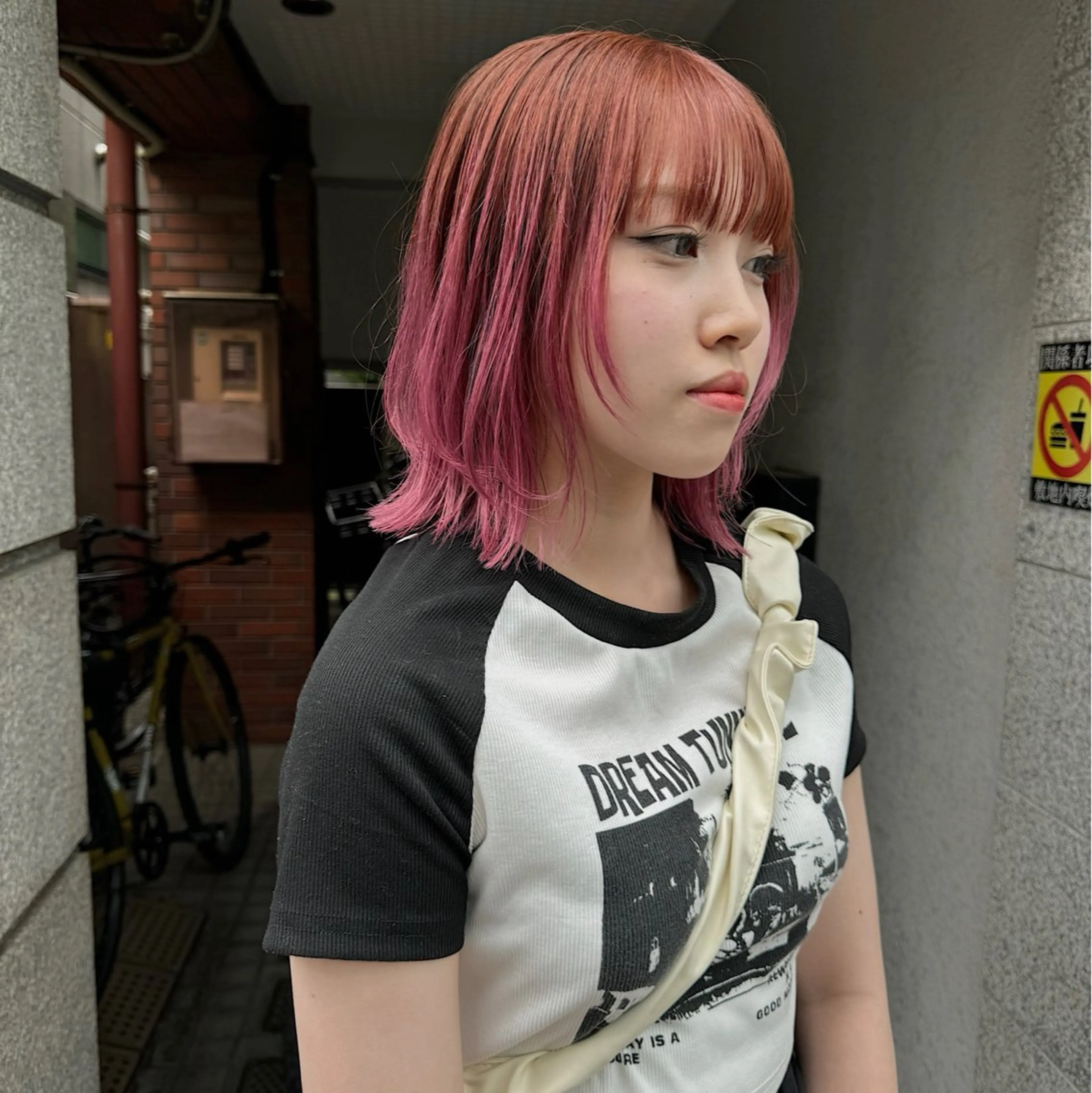 ミディアム カラー ヘアアレンジ ベージュカラー ブリーチ ピンクカラー カット ヘアカラー 🌐サトウ リョウ🌐のヘアスタイル