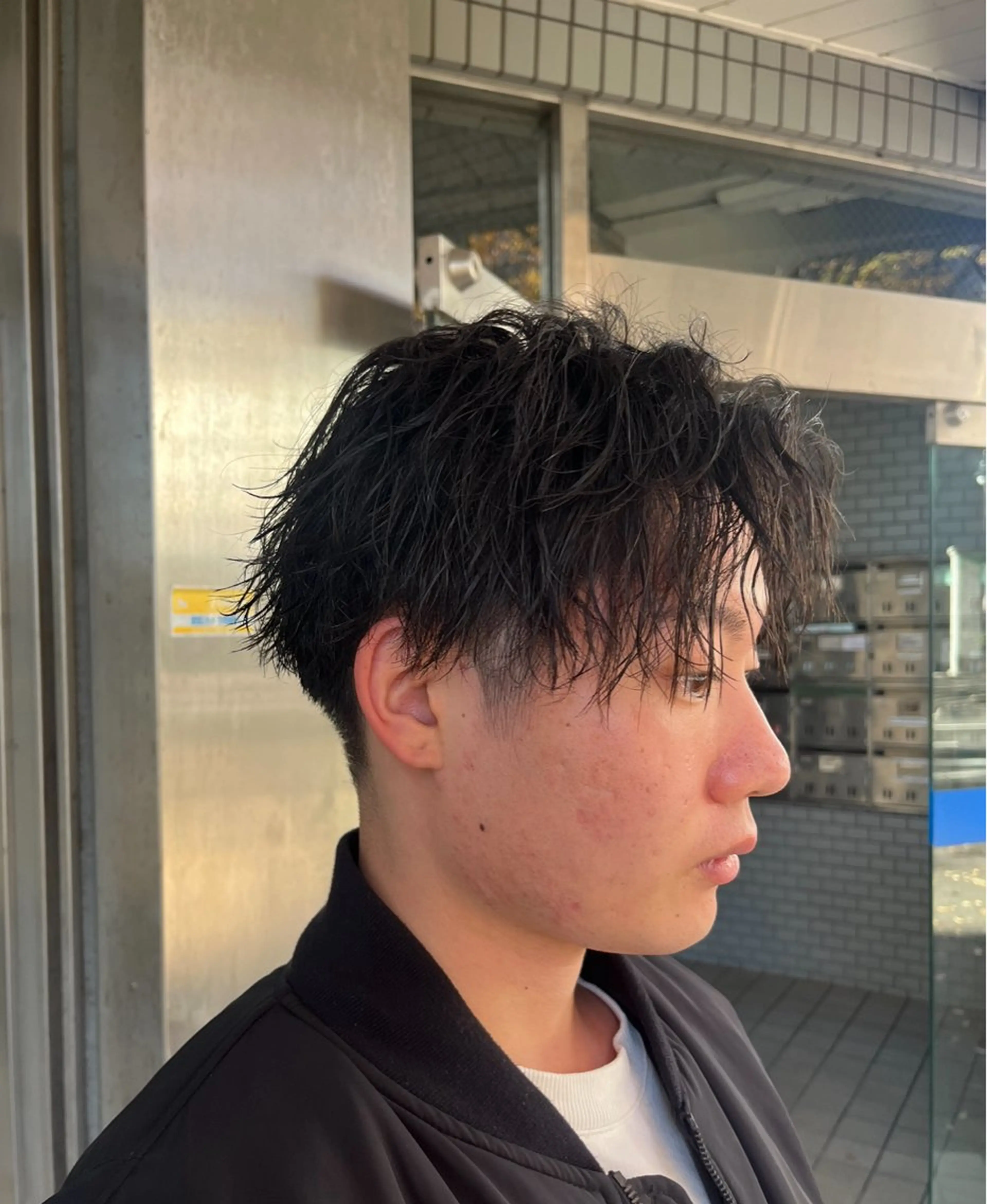 ショート パーマ メンズ センターパート ショートヘア カット パーマ カルマ・ニュアンス パーマ　須田龍世のヘアスタイル