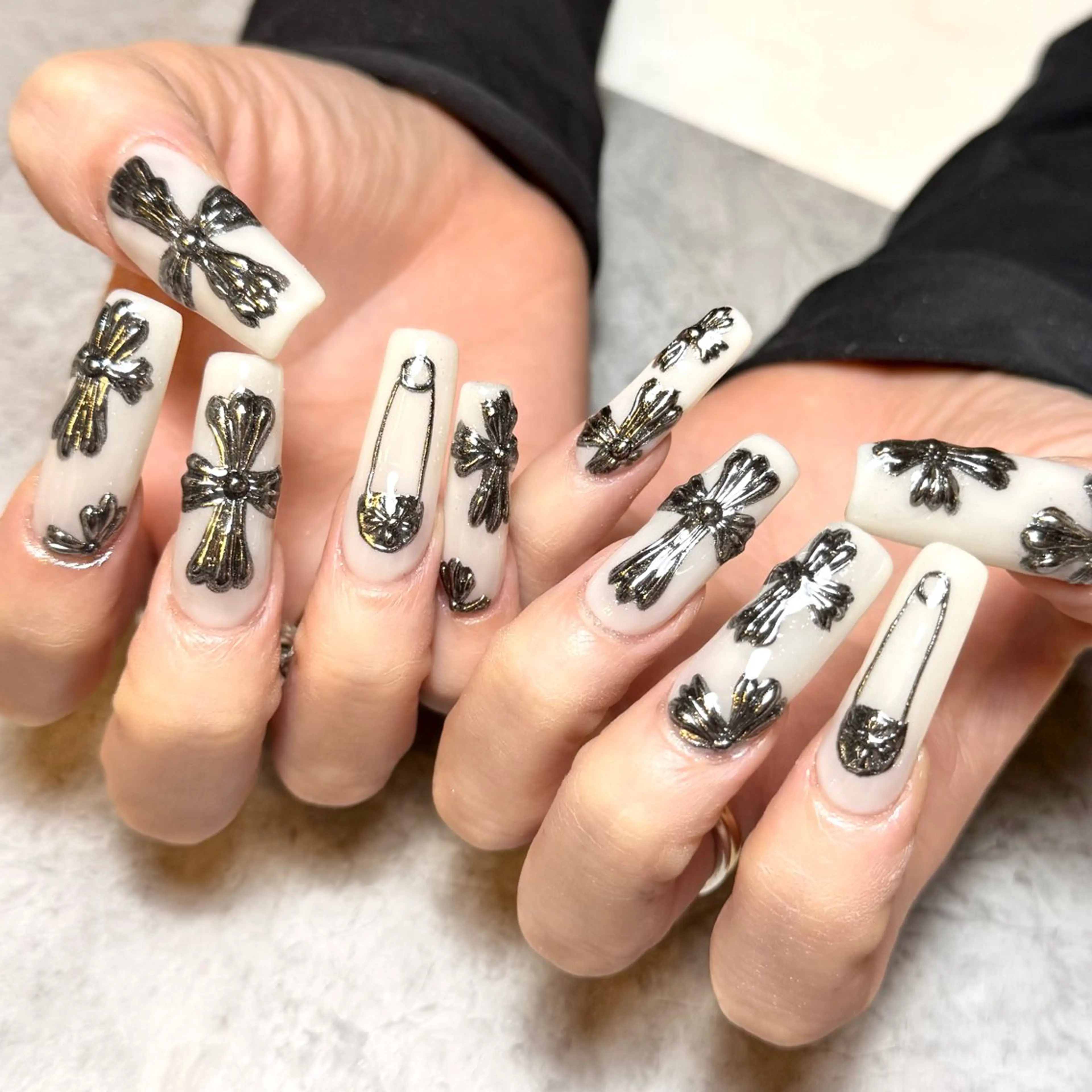 ネイル キラキラネイル マグネットネイル シルバー 冬ネイル ハンドネイル Nail Salon Lillion【リリオン】所属・lillion karenのネイルデザイン