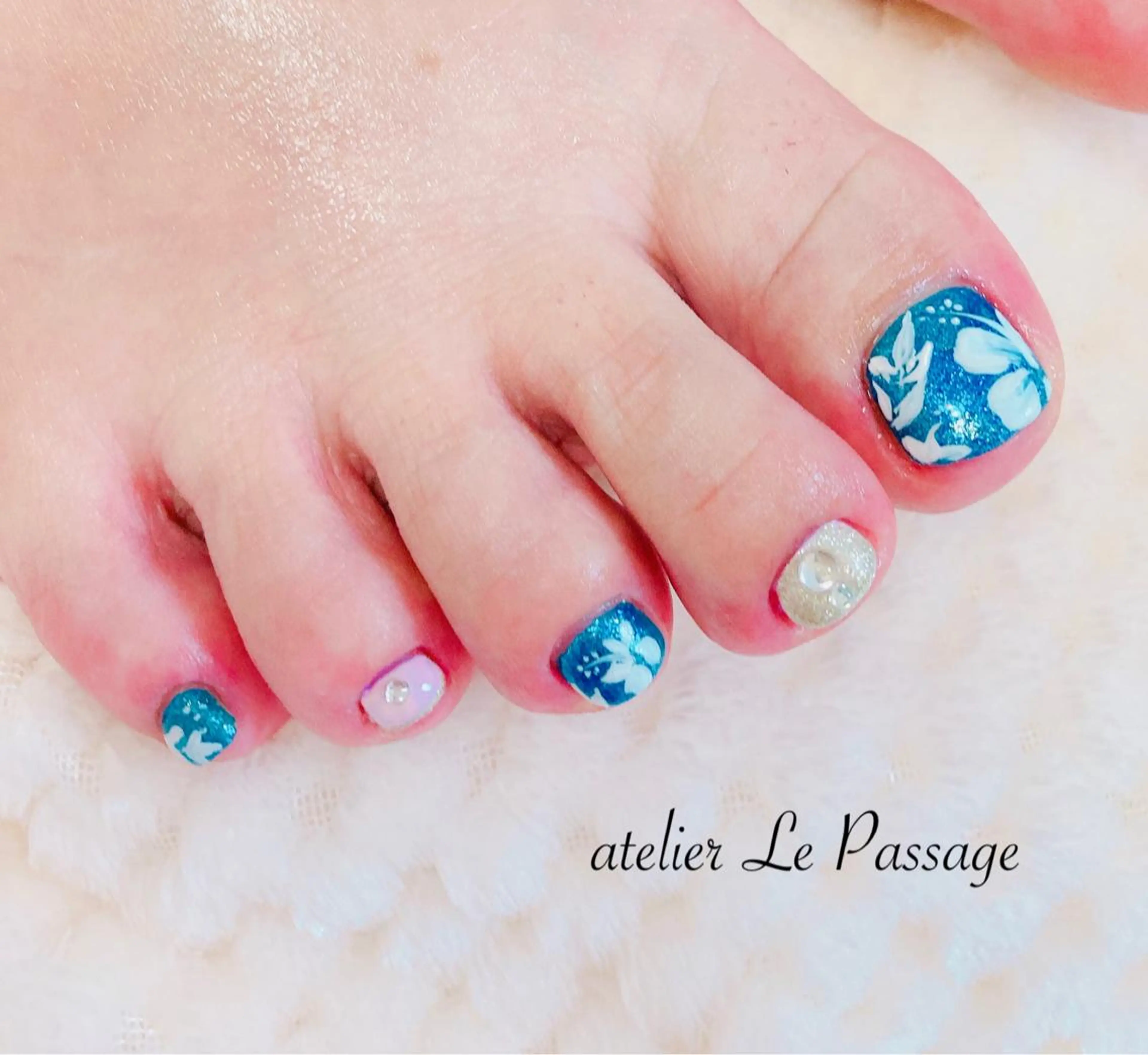 ネイル ブルー フットネイル ジェルネイル ラメ(グリッター) パラジェル Atelier Le Passage所属・h nakatsukaのネイルデザイン