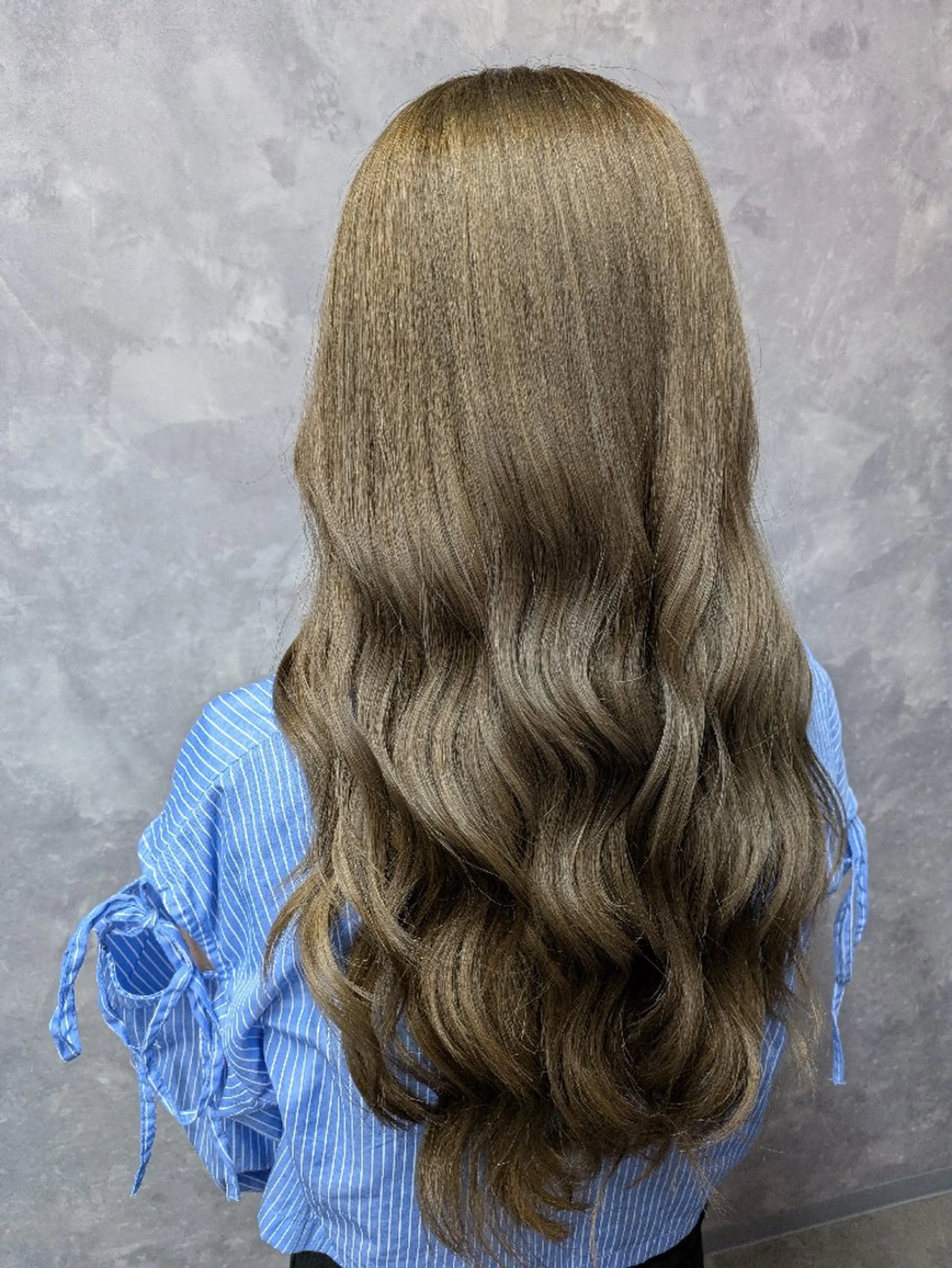 ロング カラー ベージュカラー ブリーチ ミルクティーベージュ ヘアカラー BUBBLES上福岡店所属・佐藤 璃咲のヘアスタイル