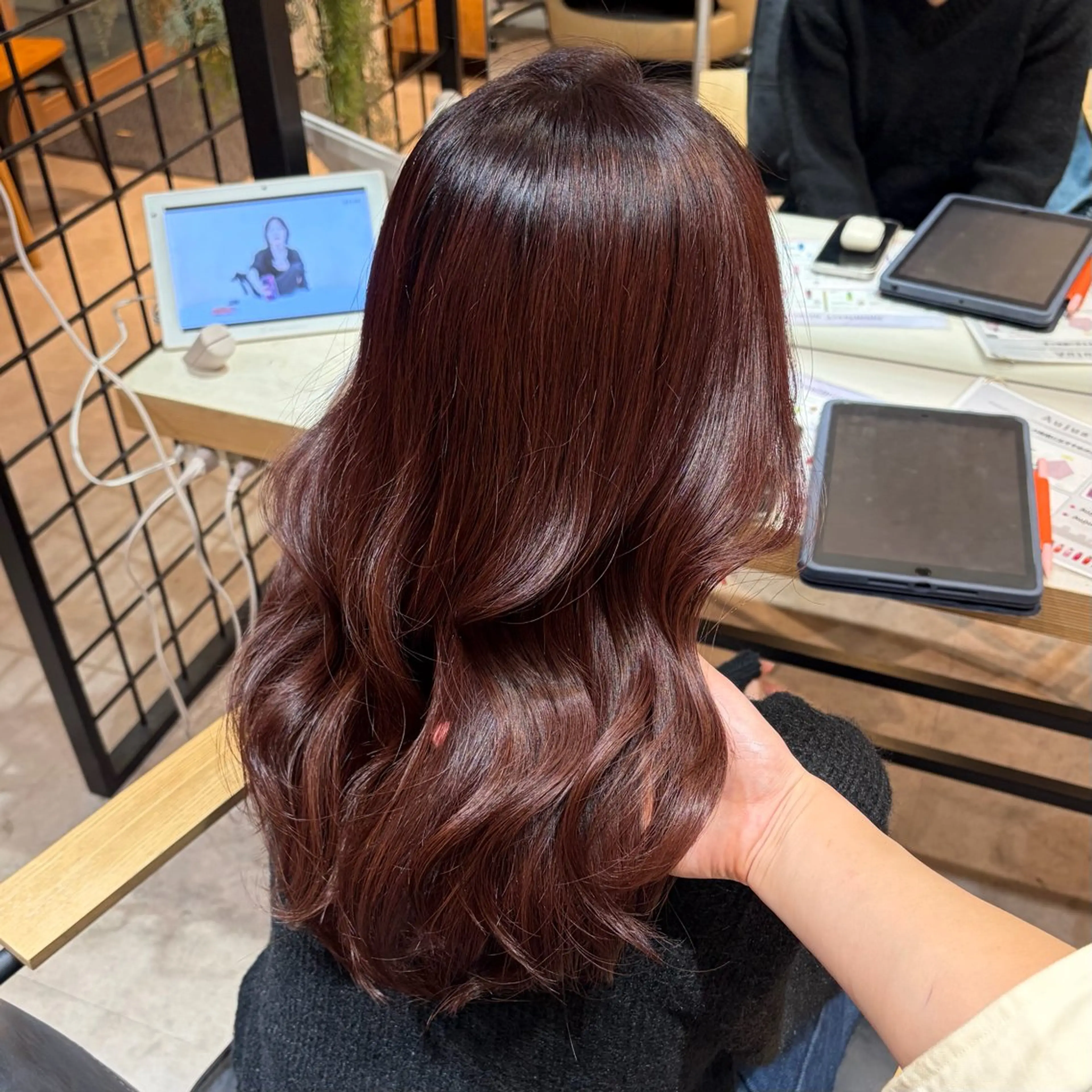 ミディアム カラー ヘアカラー レイヤー/手書きネイ ルCOCORO 🎀のネイルデザイン