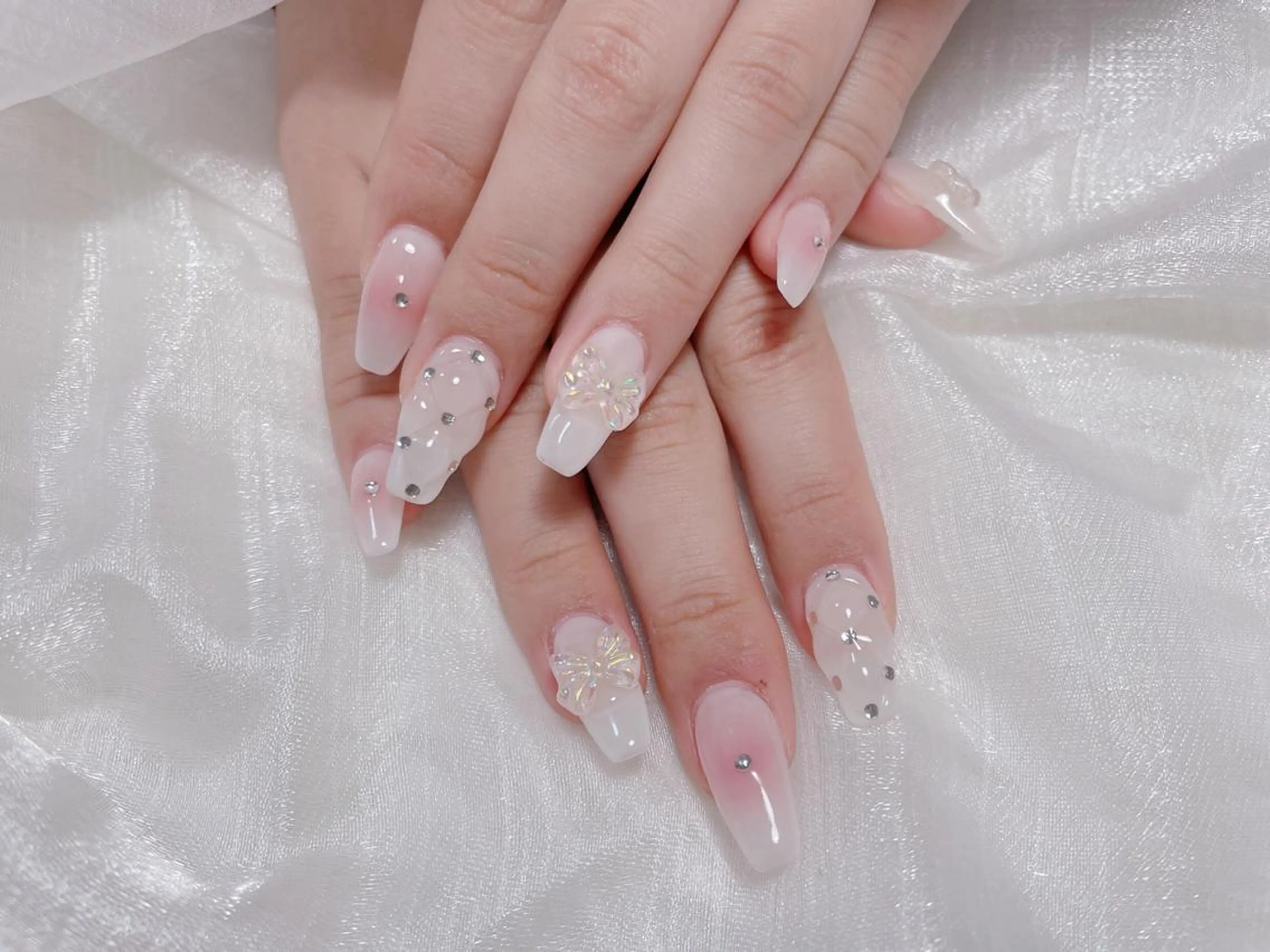 ネイル チークネイル グラデーション 氷ネイル・うるうるネイル 持ち込み ニュアンスネイル 🎀Yumi✨ 長さ出し専門のネイルデザイン