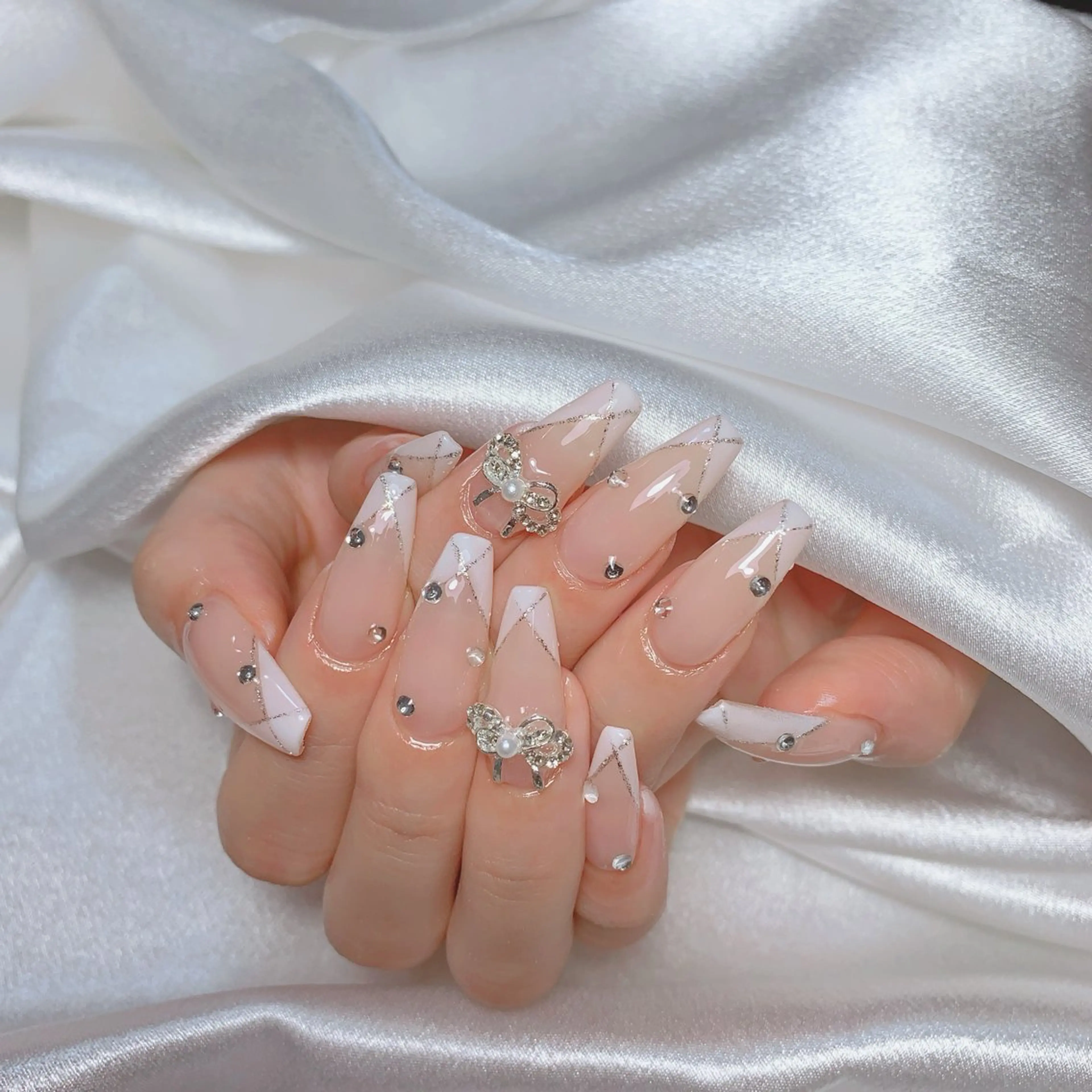 ネイル ブルー チークネイル フレンチネイル ハート ホログラムネイル ハンドネイル インフィニティ ネイルサロンのネイルデザイン