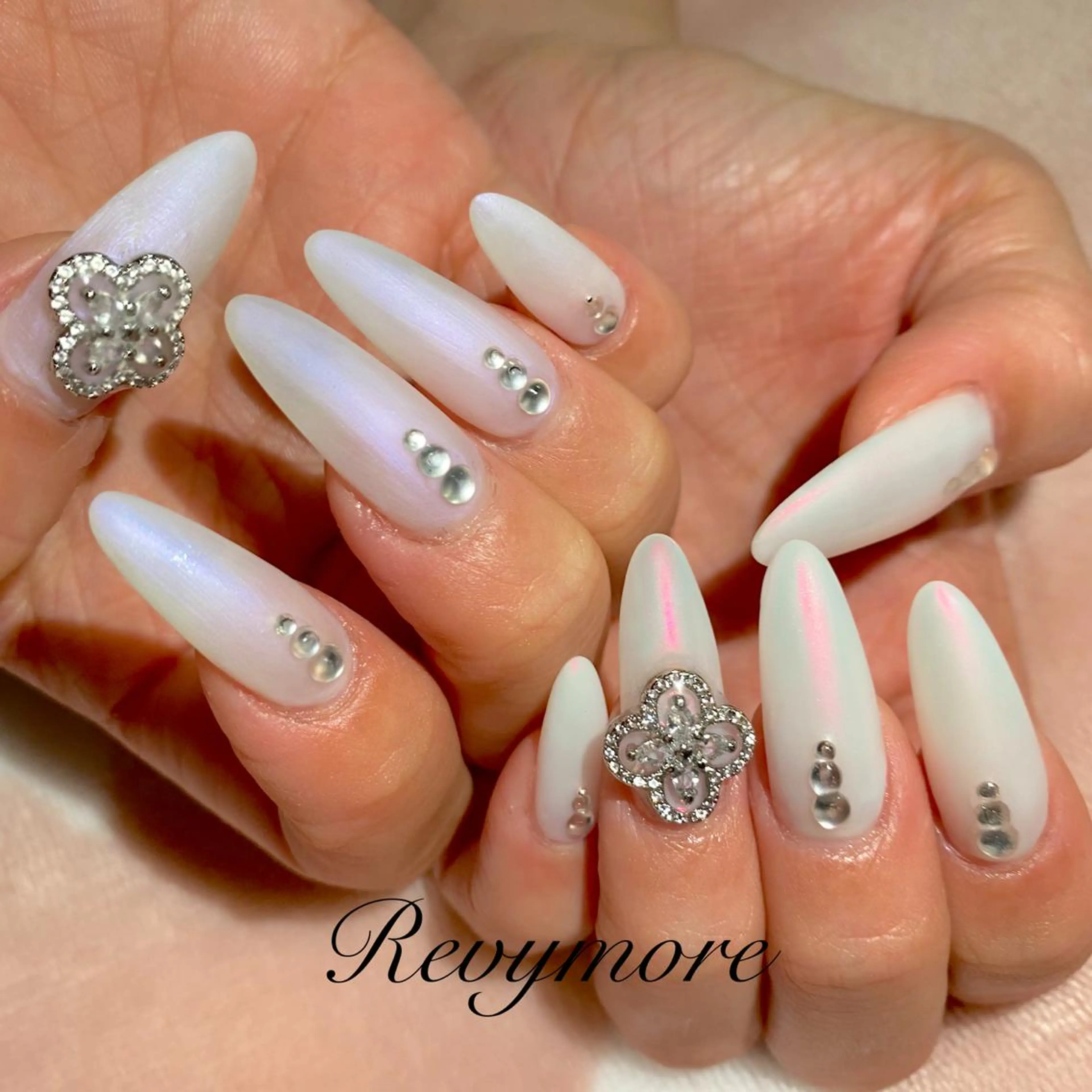 ミディアム ネイル 韓国風ヘア オーロラネイル ジェルネイル キラキラネイル 韓国ネイル nail salon Revymore所属・nail salon Revymoreのネイルデザイン