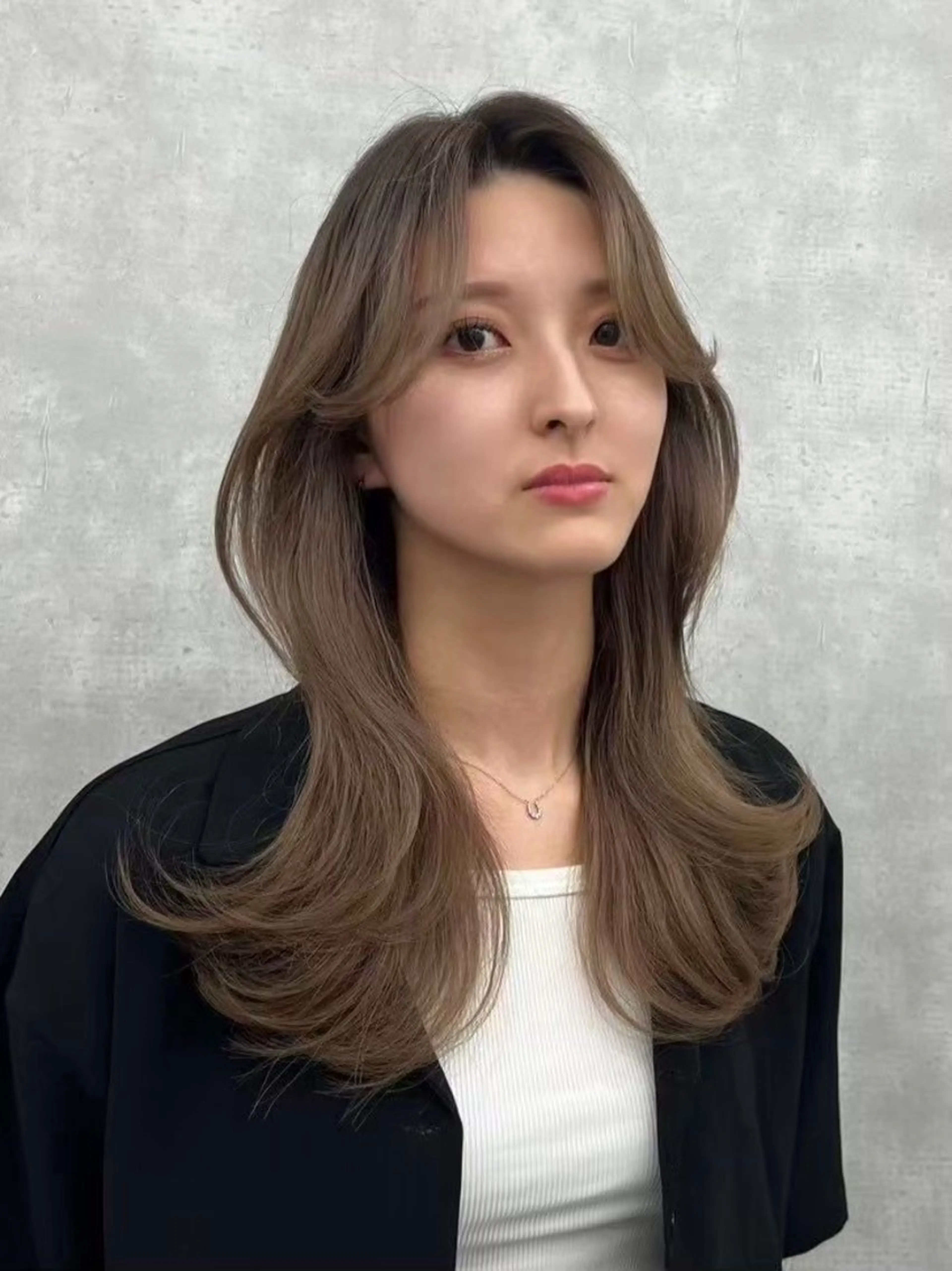 ミディアム くびれヘア 顔周りカット レイヤーカット 外ハネヘア カット ヘアカラー トリートメント レイヤーカット/ 艶カラー/亜澄のヘアスタイル