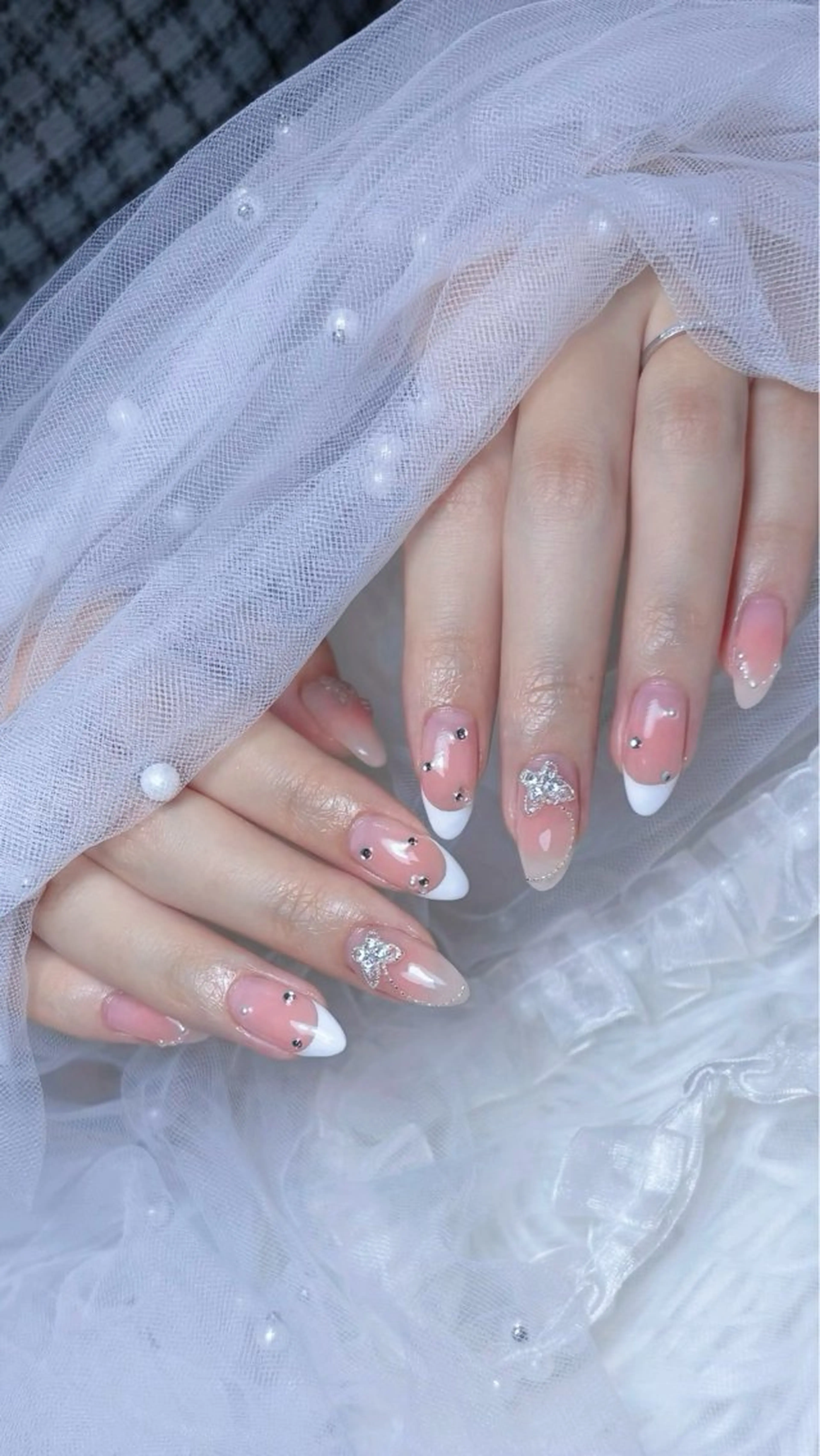 ネイル ワンホンネイル ハンドネイル 𝑬𝑹𝑰𝑲𝑨 𓂃🎀𓈒𓏸のネイルデザイン