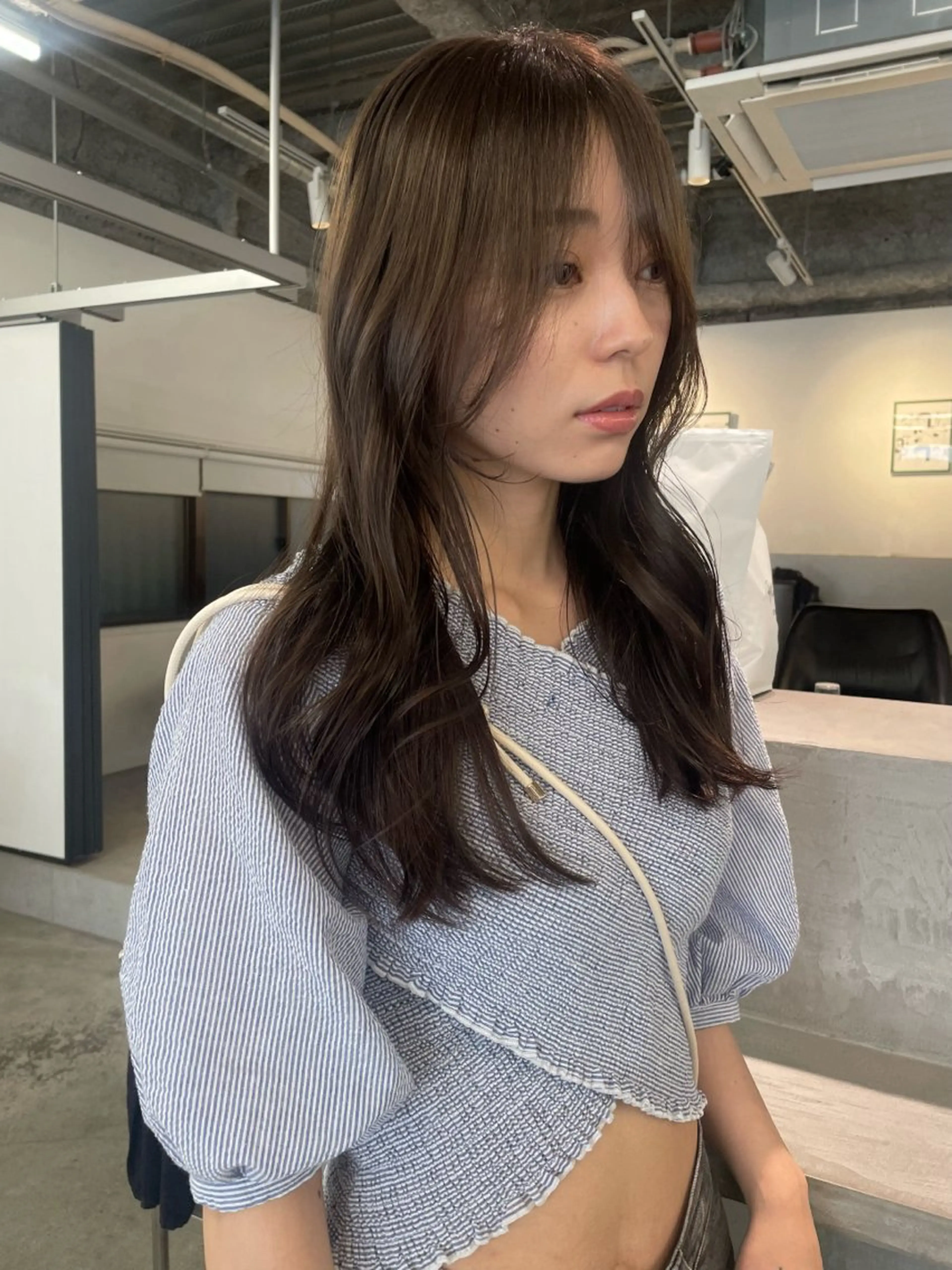 ロング カラー ブリーチ 透明感カラー グレージュ ブリーチなしカラー オリーブグレージュ カット ヘアカラー レイヤーパーマ、ボブ 小須田ゆあのヘアスタイル