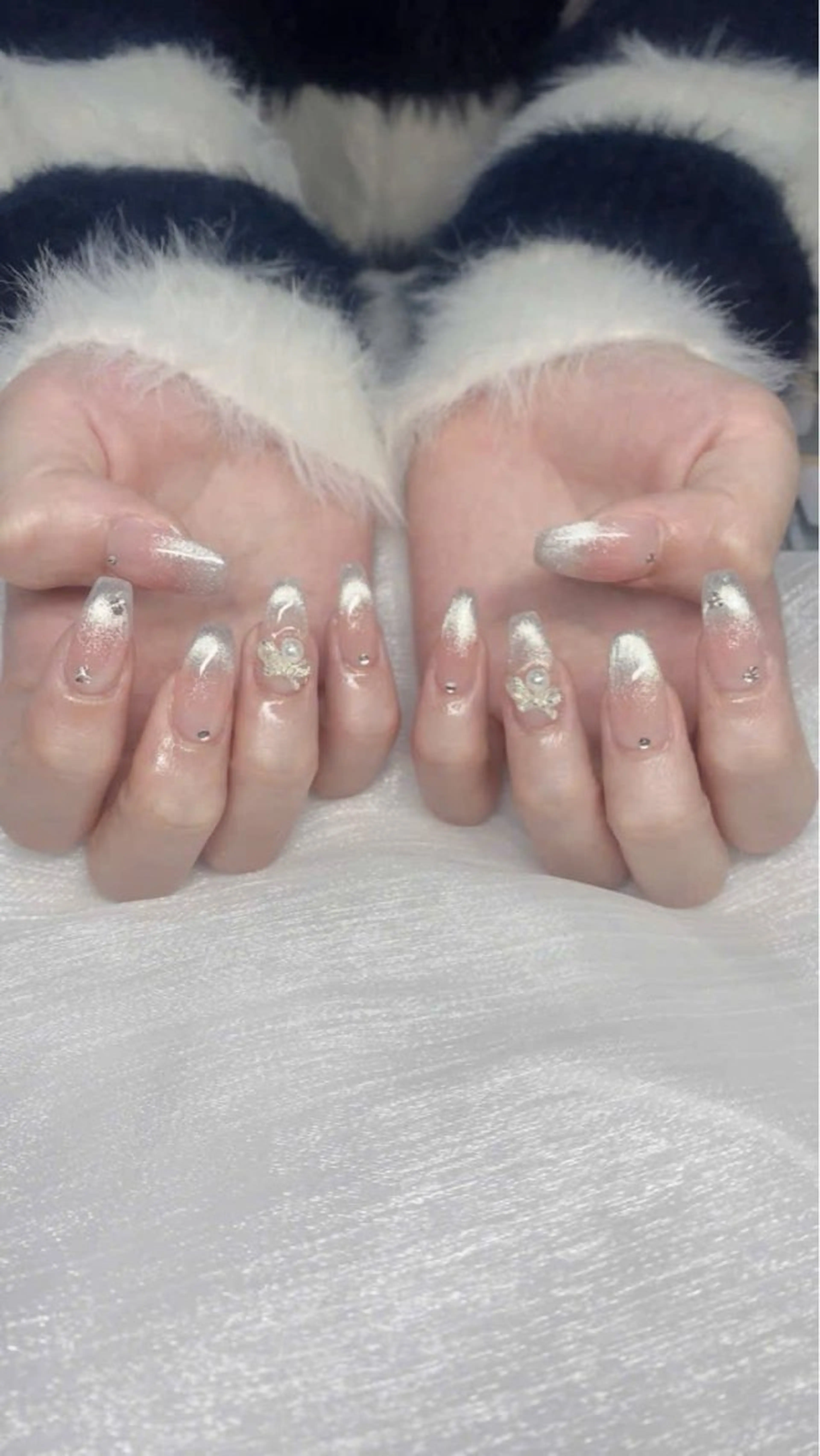 ネイル フレンチネイル グラデーション キラキラネイル 韓国ネイル マグネットネイル ハンドネイル ハンドケア Hara Nail 【パラジェル使用】のネイルデザイン