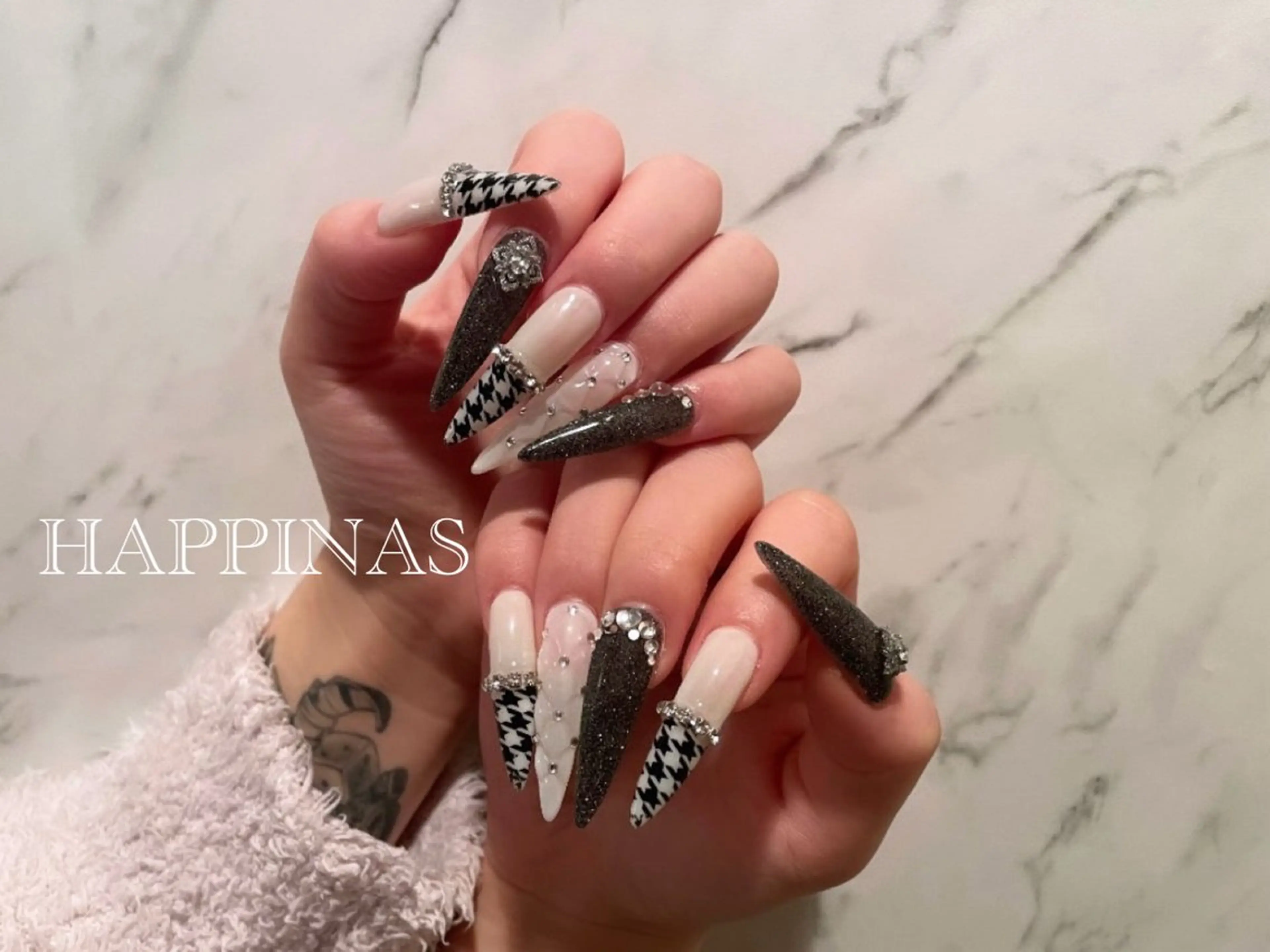 ネイル フラッシュネイル ガーリー ロングネイル スカルプネイル 冬ネイル HAPPINAS COCONAのネイルデザイン