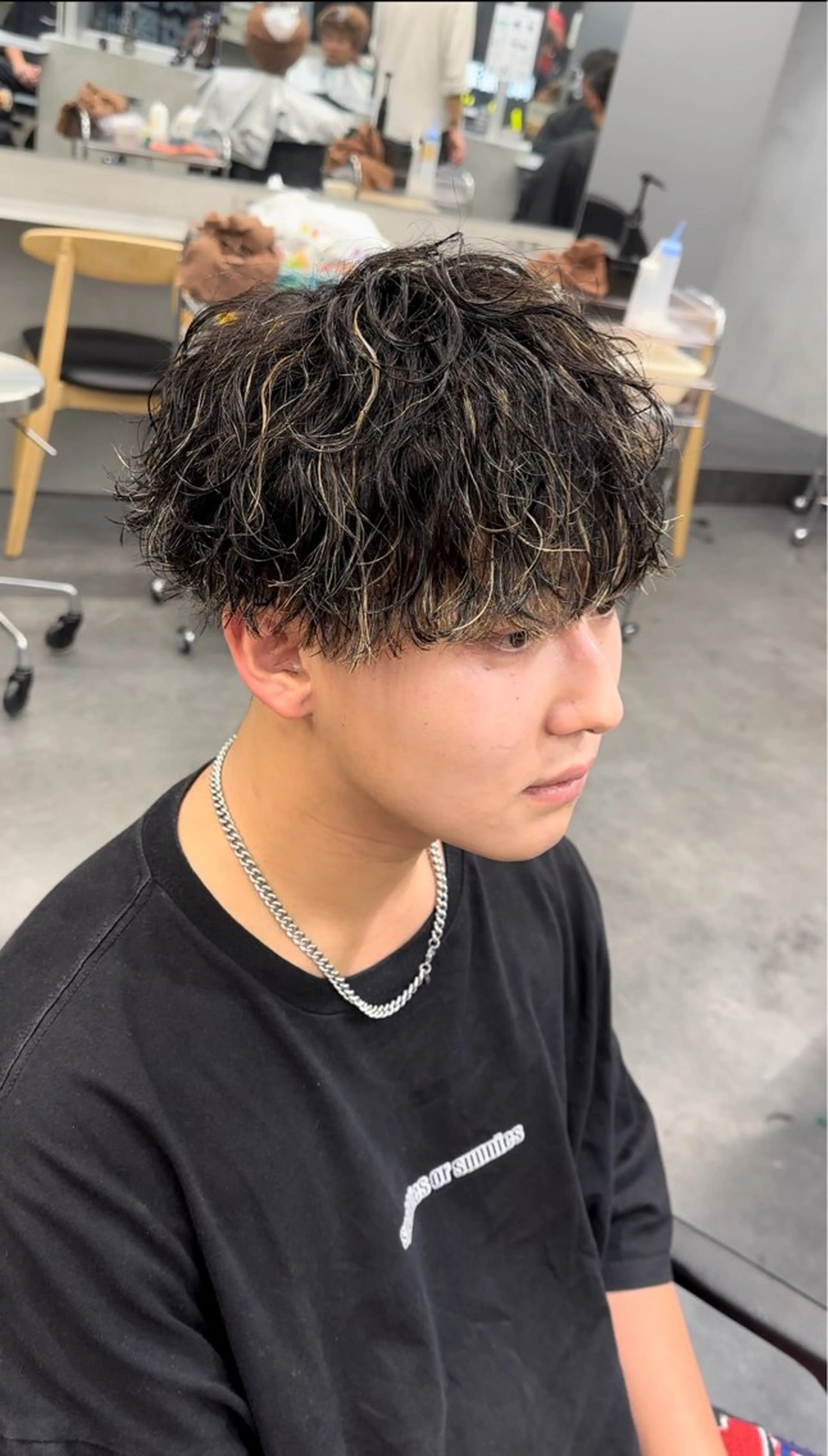 カラー パーマ メンズ メンズハイライト メンズパーマ ツイストスパイラルパーマ 波巻きパーマ ハイライトカラー fifth リュウセイのヘアスタイル