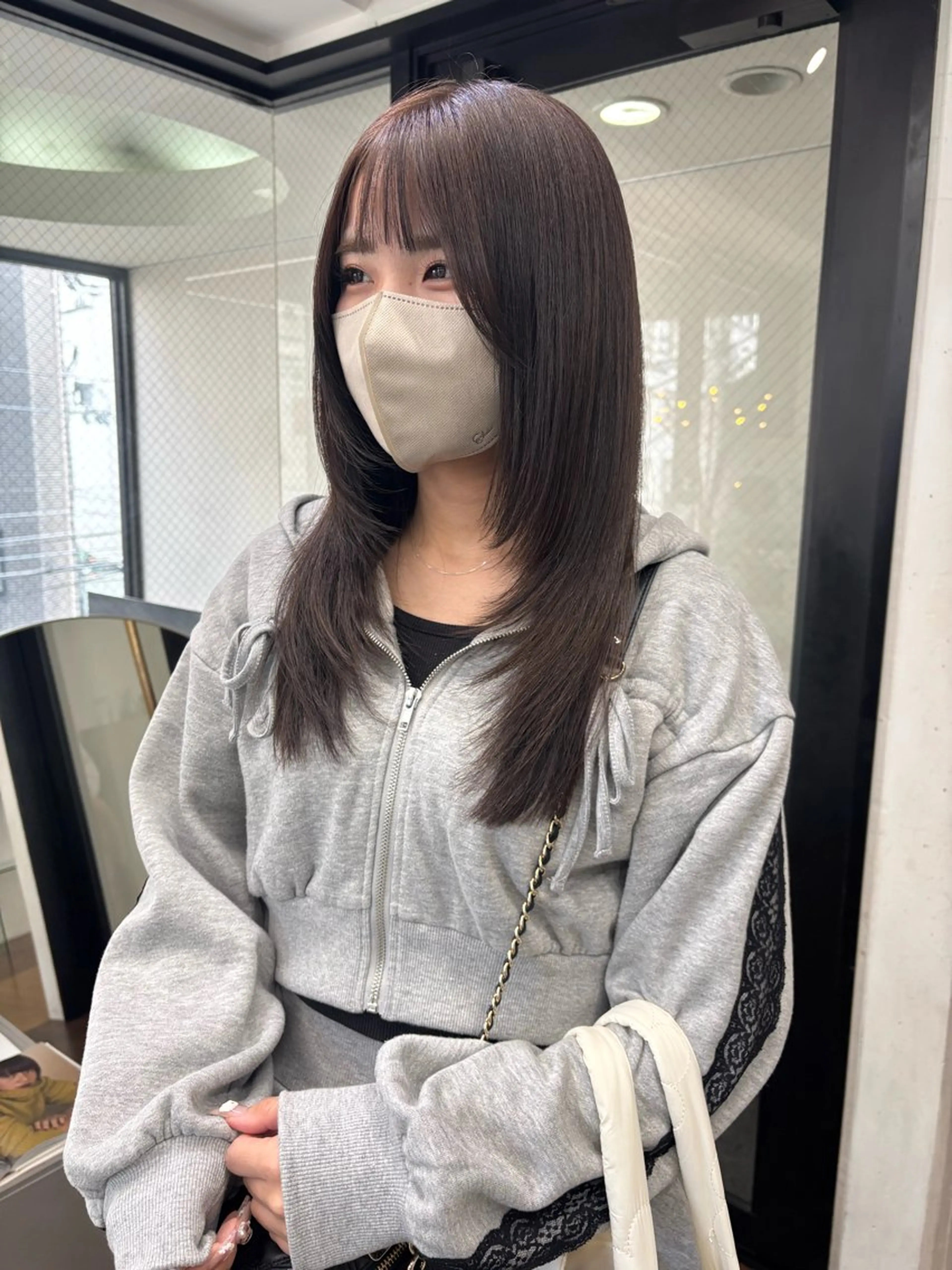 ロング カラー ロングレイヤー アッシュ ラベンダーカラー レイヤーカット ロング カット ヘアカラー 柔らかストレート /透け感ツヤカラーのヘアスタイル