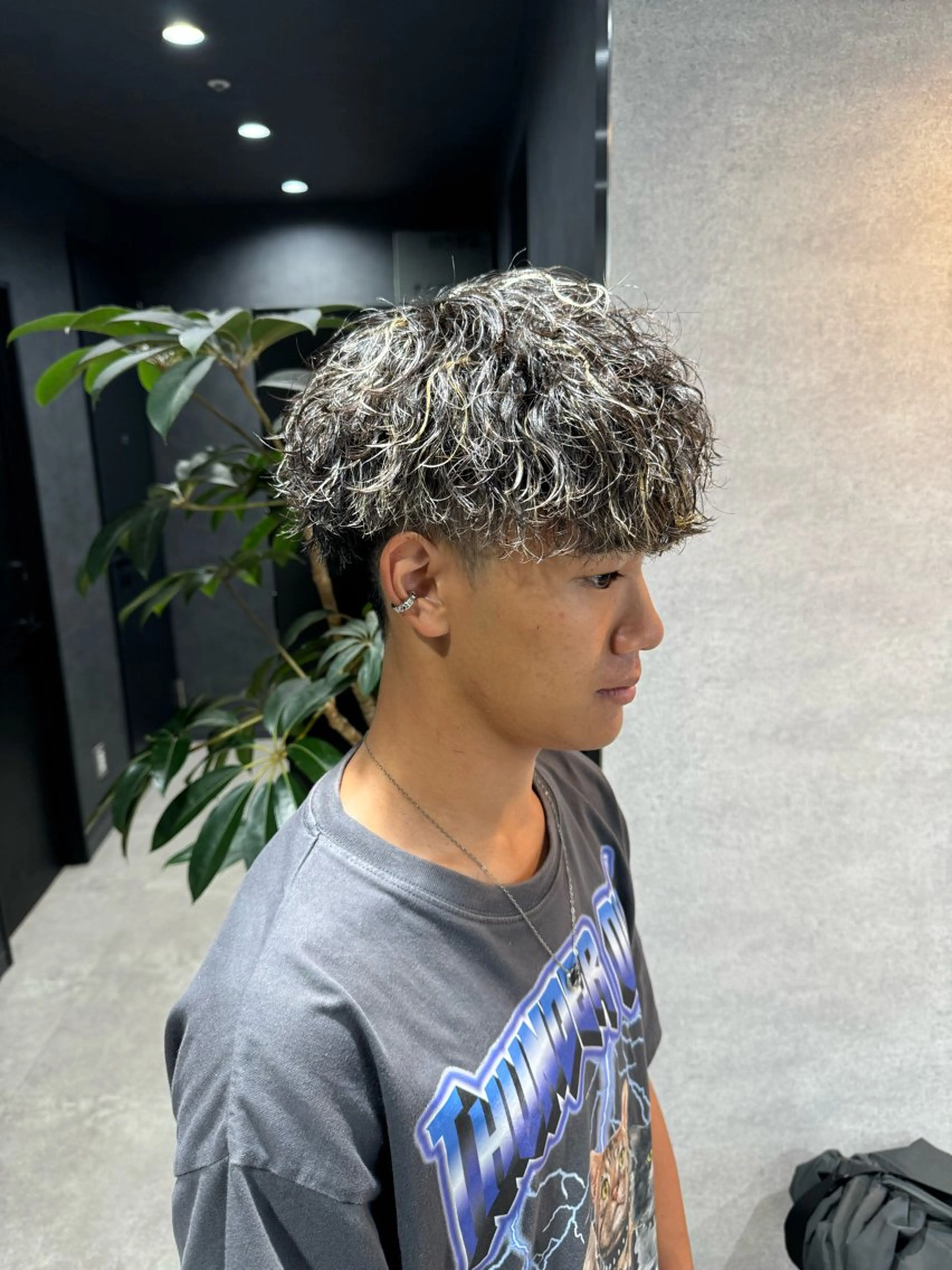 ショート カラー パーマ ヘアアレンジ メンズ メンズブリーチ センターパート メンズハイライト メンズハイトーン マッシュ カット ヘアカラー パーマ トリートメント ヘッドスパ ヘアセット スパイキー/フェザー /波巻き/かいとのヘアスタイル