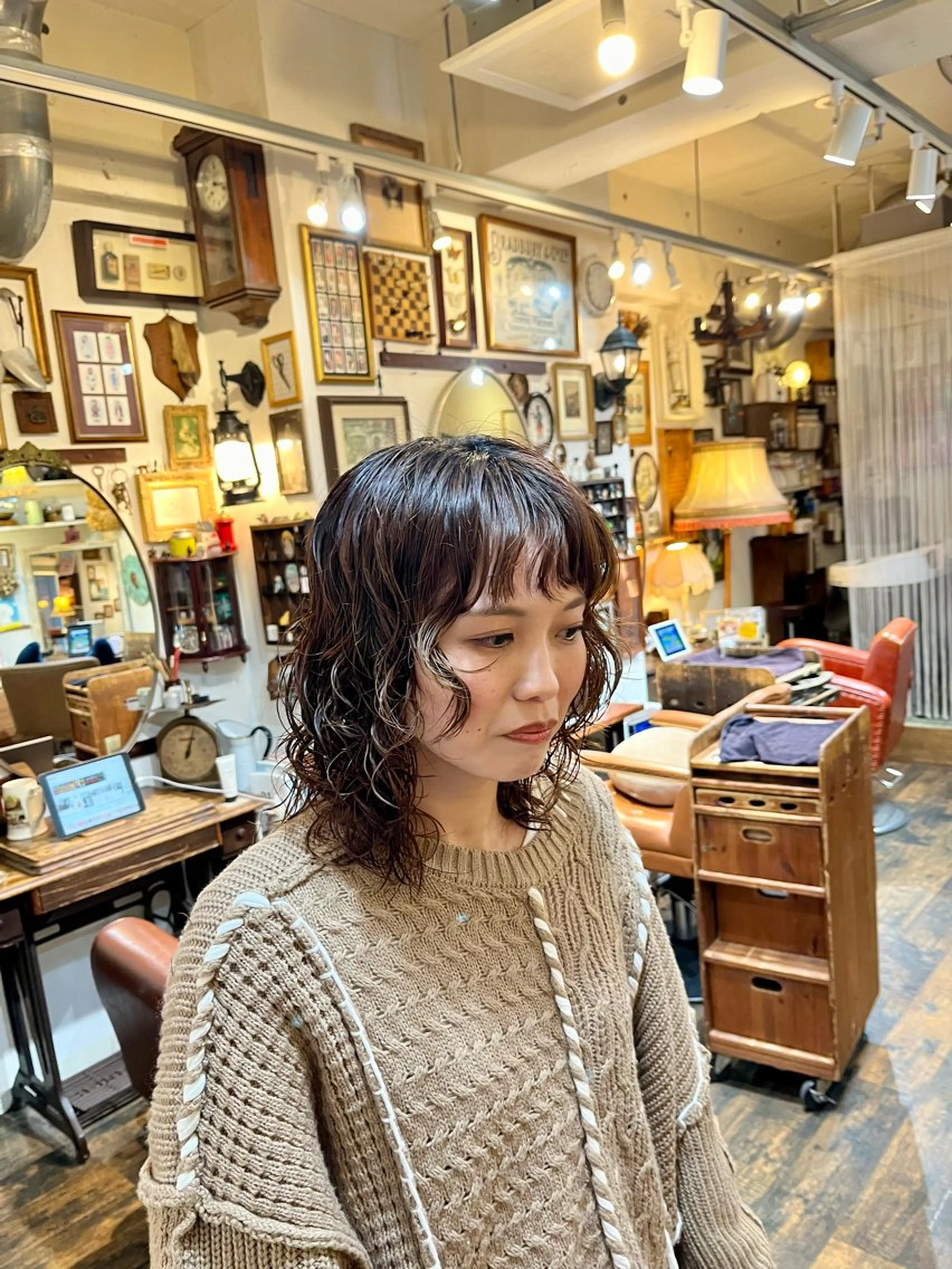 ミディアム パーマ ミディアムパーマ 顔周りカット レイヤーカット ウルフカット カット パーマ ヘッドスパ 抜け感パーマ/ 顔まわり/緒方椋のヘアスタイル