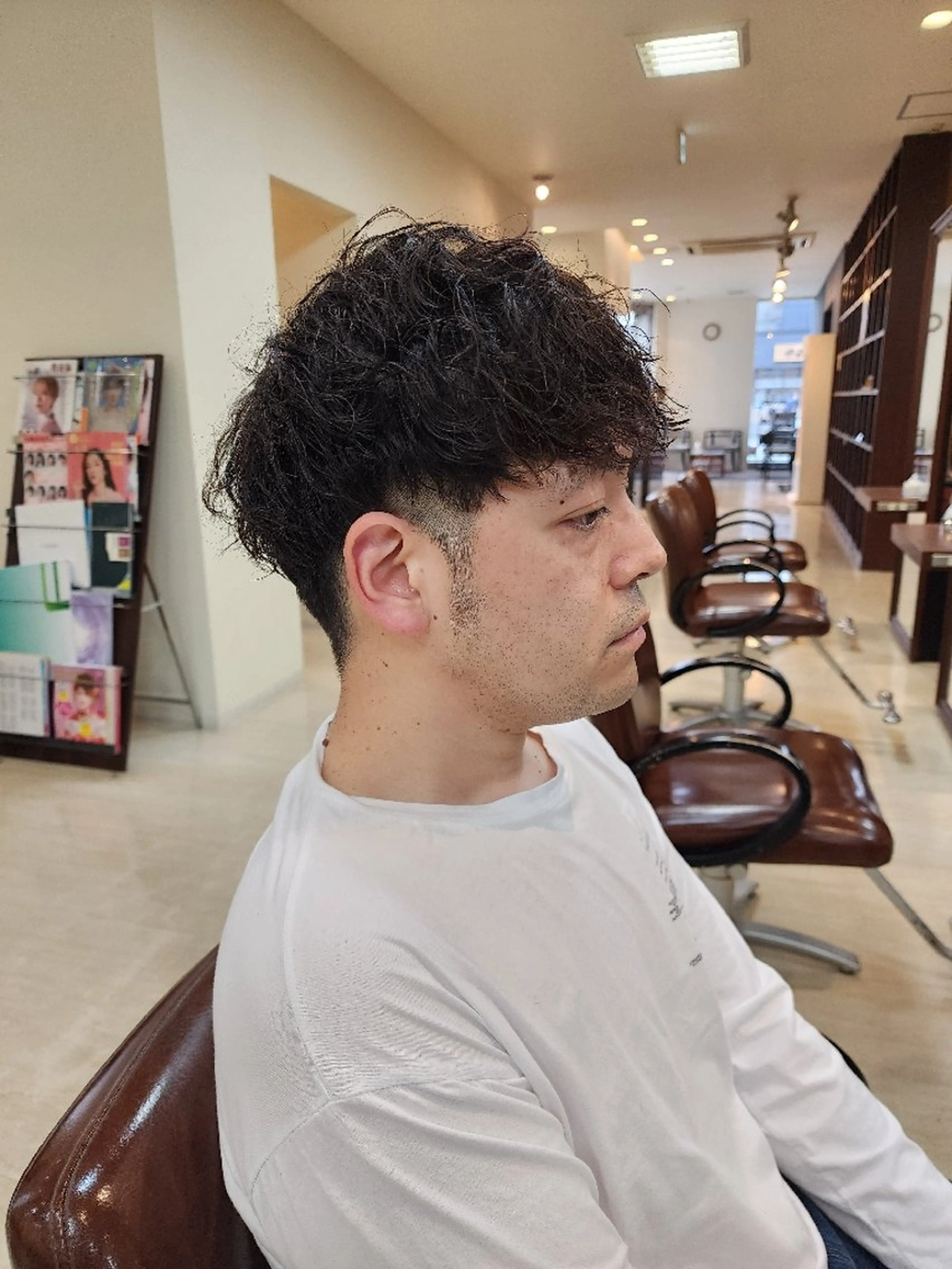 ショート パーマ メンズ センターパート フェザーパーマ メンズパーマ メンズツイストパーマ 刈り上げ カット パーマ トリートメント 木村 直哉のヘアスタイル