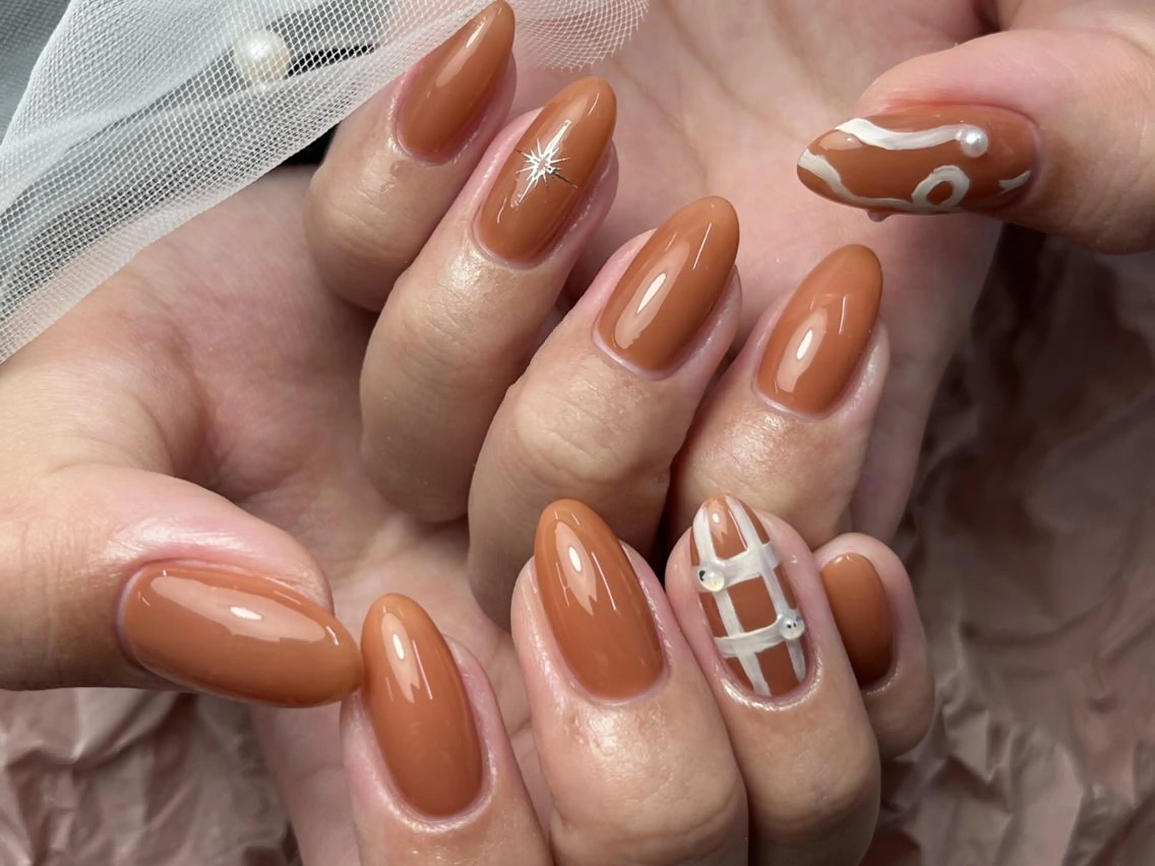 ネイル アートネイル ブラウン オフィスネイル オレンジ シンプルネイル ハンドネイル ToliyDeliy Nail Salonのネイルデザイン