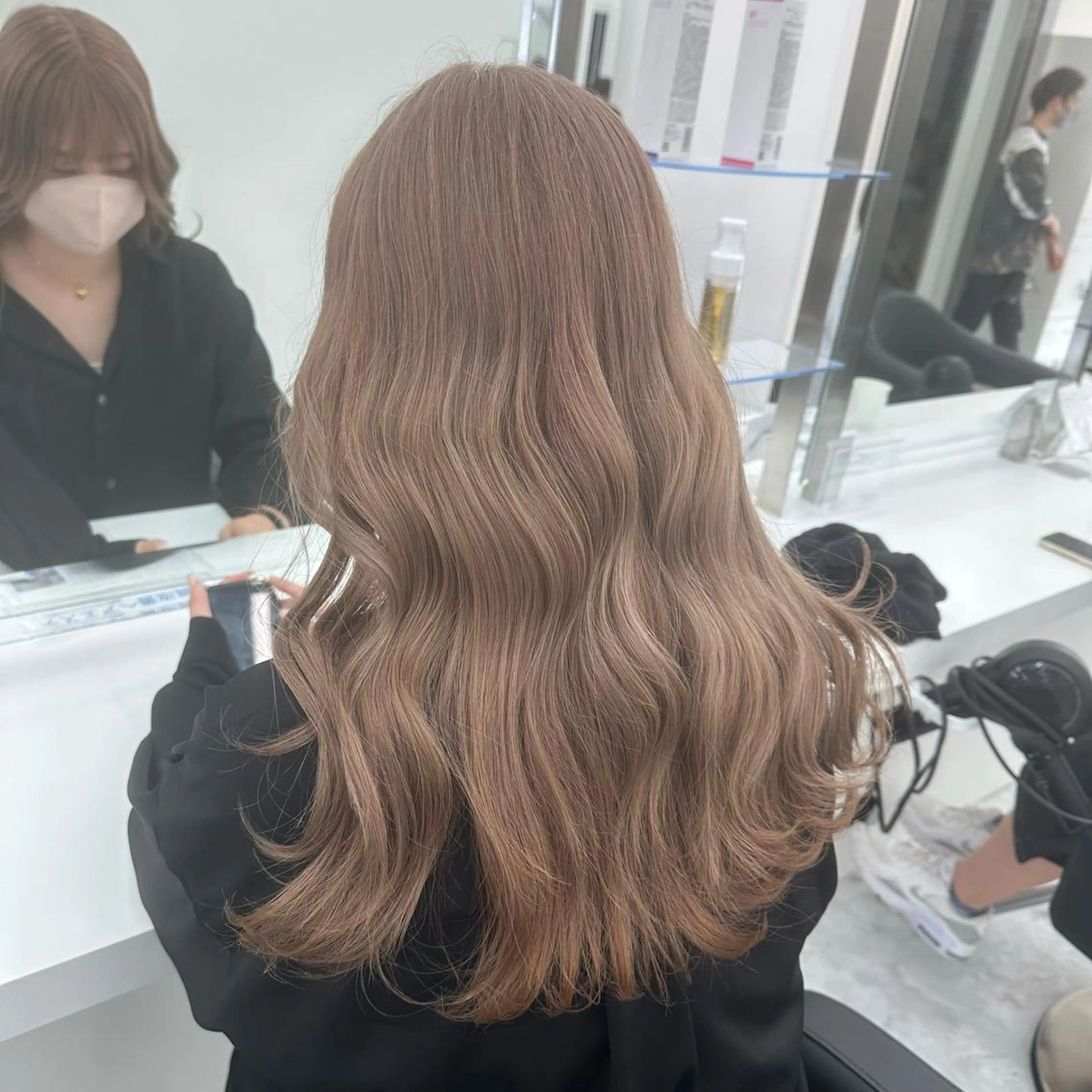 ロング カラー ベージュカラー ミルクティーベージュ ケアブリーチ 韓国レイヤーKYONのヘアスタイル