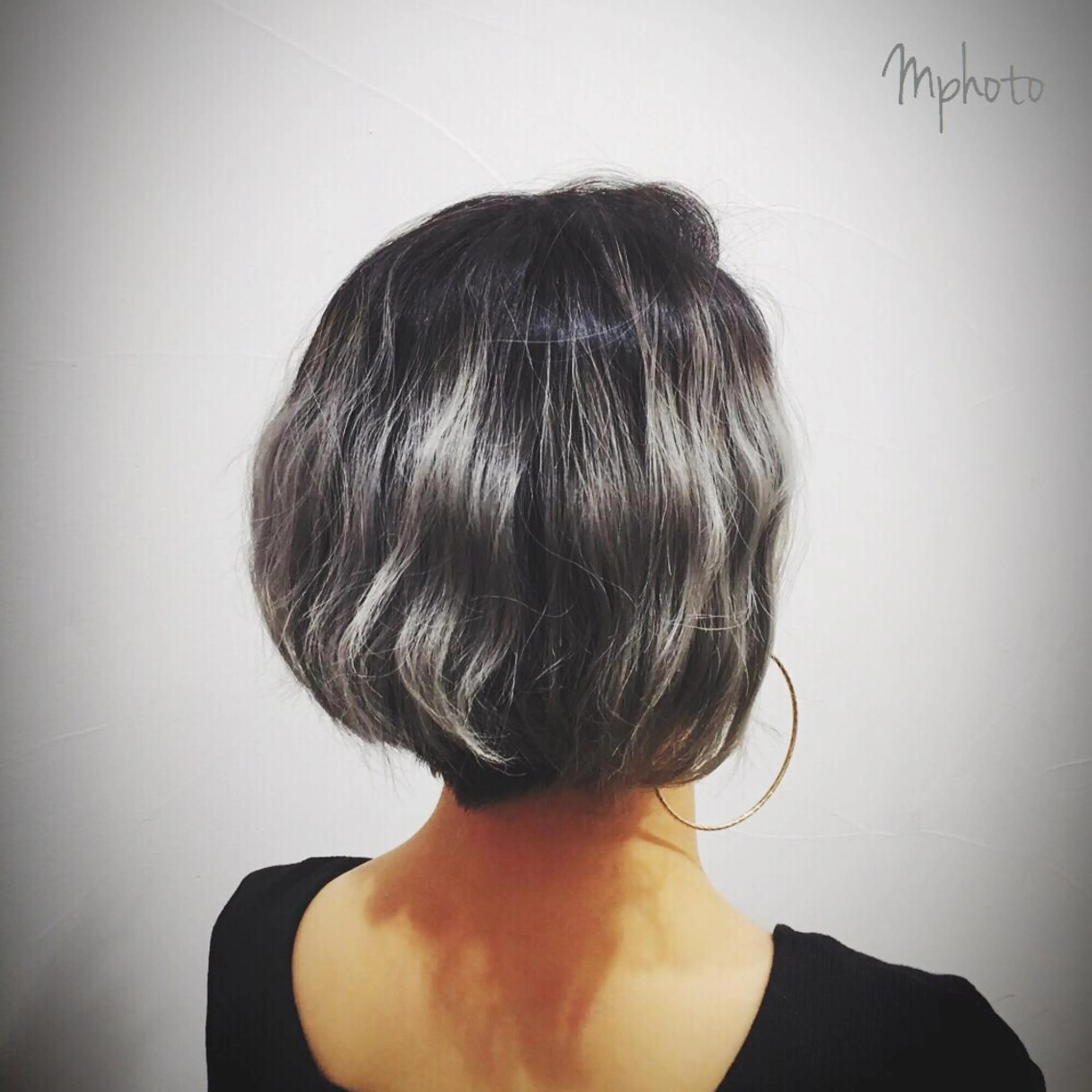 ショート カラー ブリーチ シルバー M IIのヘアスタイル