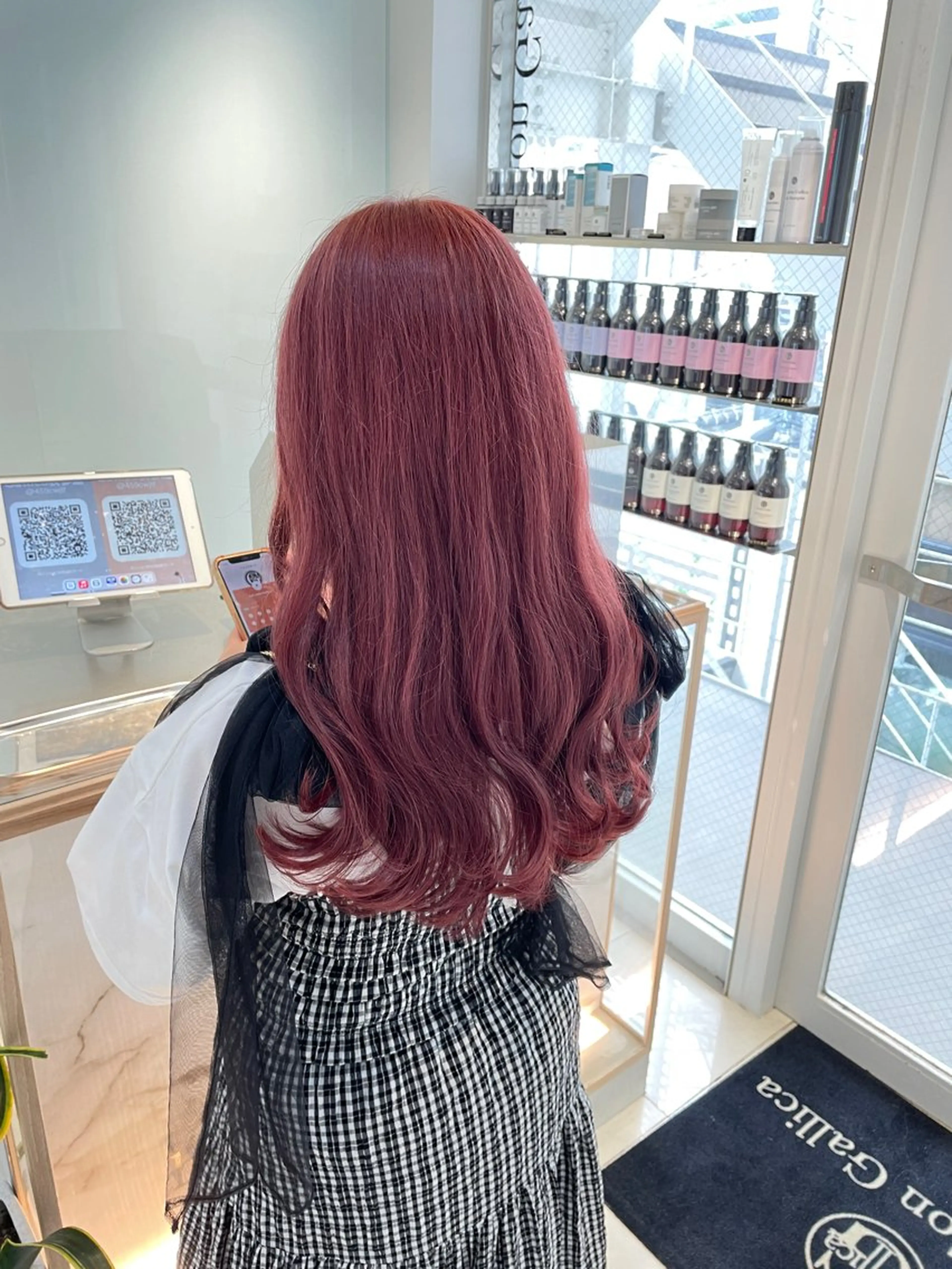 ロング カラー ヘアアレンジ ブリーチ ピンクカラー 縮毛矯正 ヘアカラー トリートメント ヘッドスパ ヘアセット 艶髪✨寒色カラー✨ 翁長孝輔のヘアスタイル