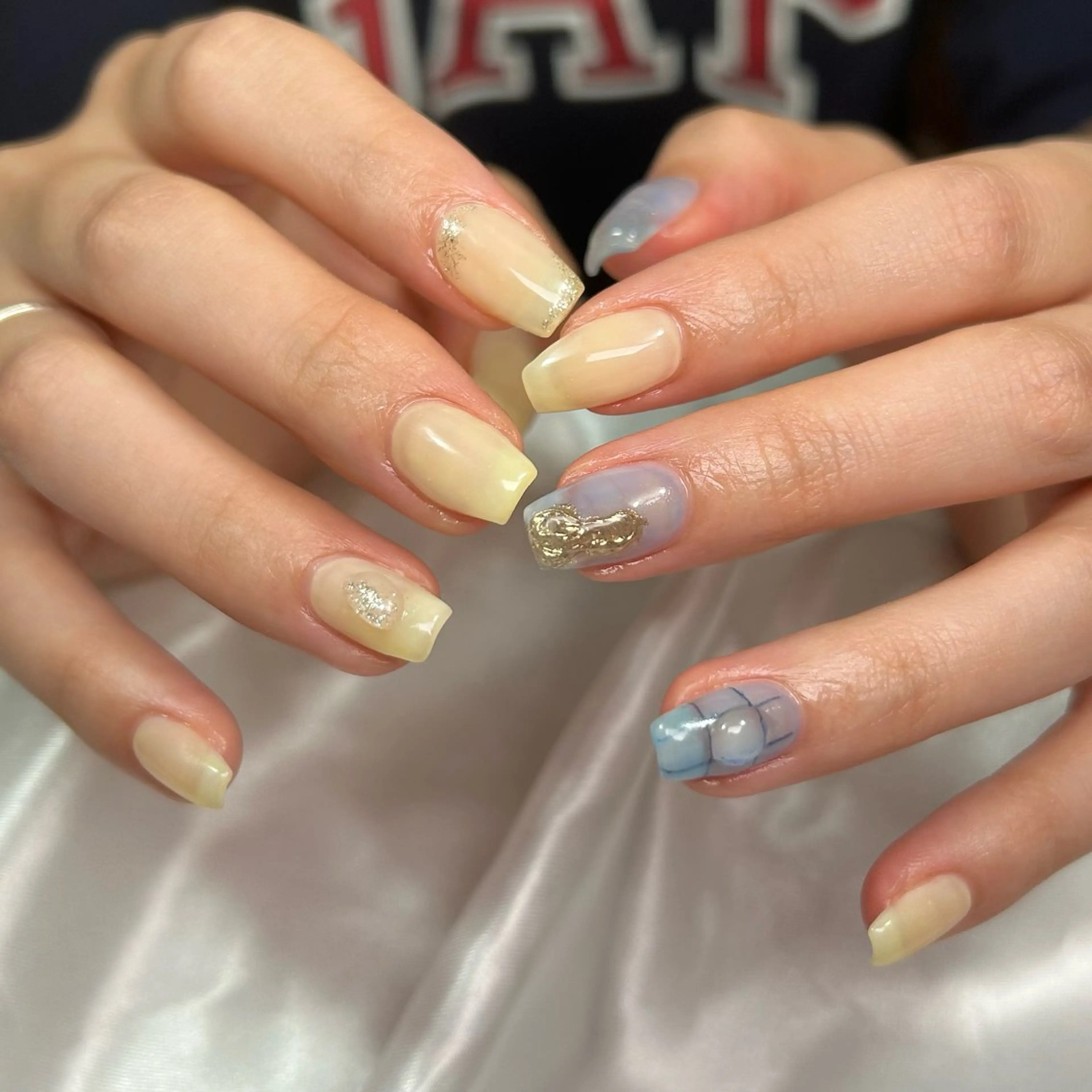 ネイル ブルー クリアネイル 黄色 ハンドネイル shine'an fuka🌿🫧のネイルデザイン