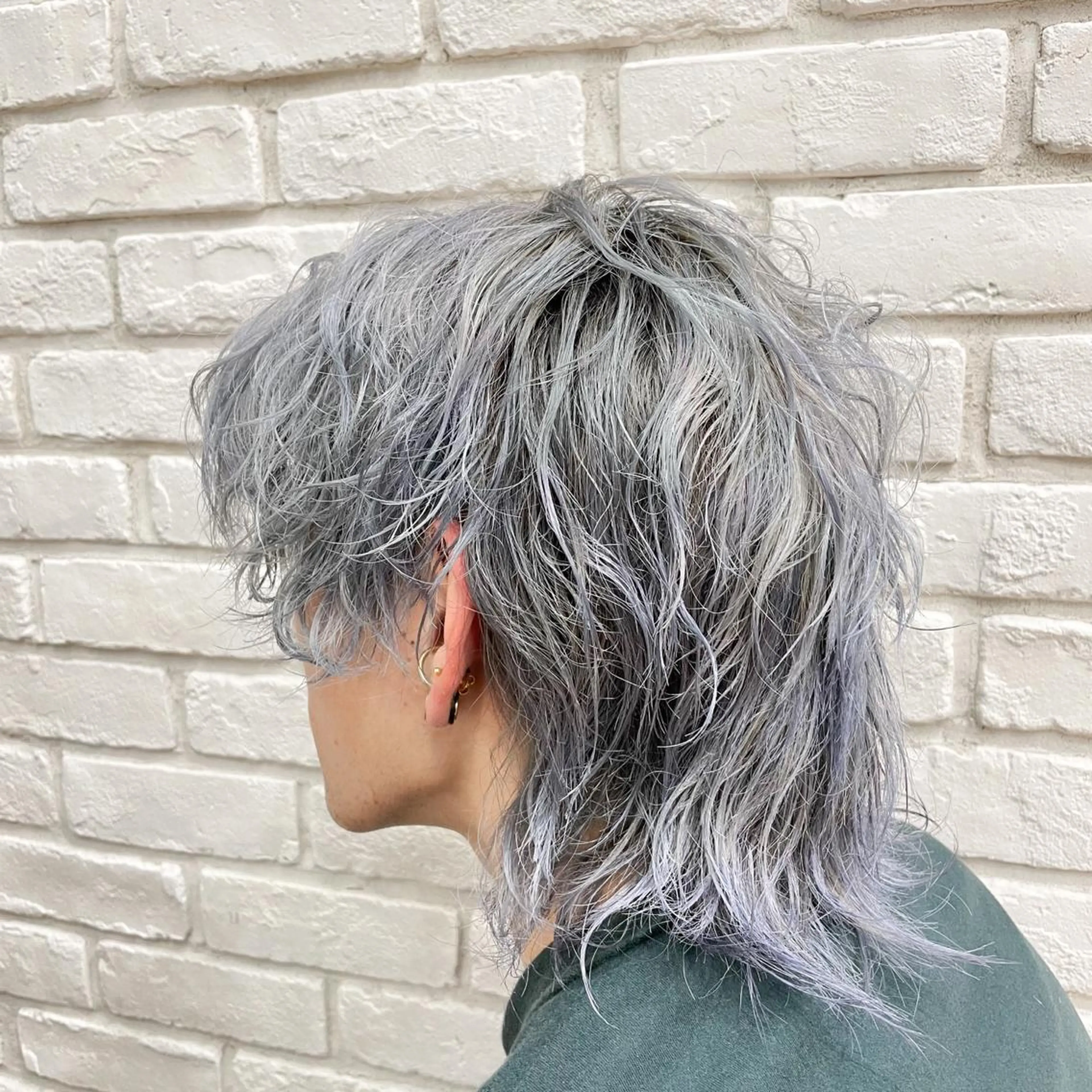 ミディアム カラー メンズ メンズブリーチ メンズハイトーン アッシュ ブリーチ ブルーカラー メンズパーマ 本多のヘアスタイル