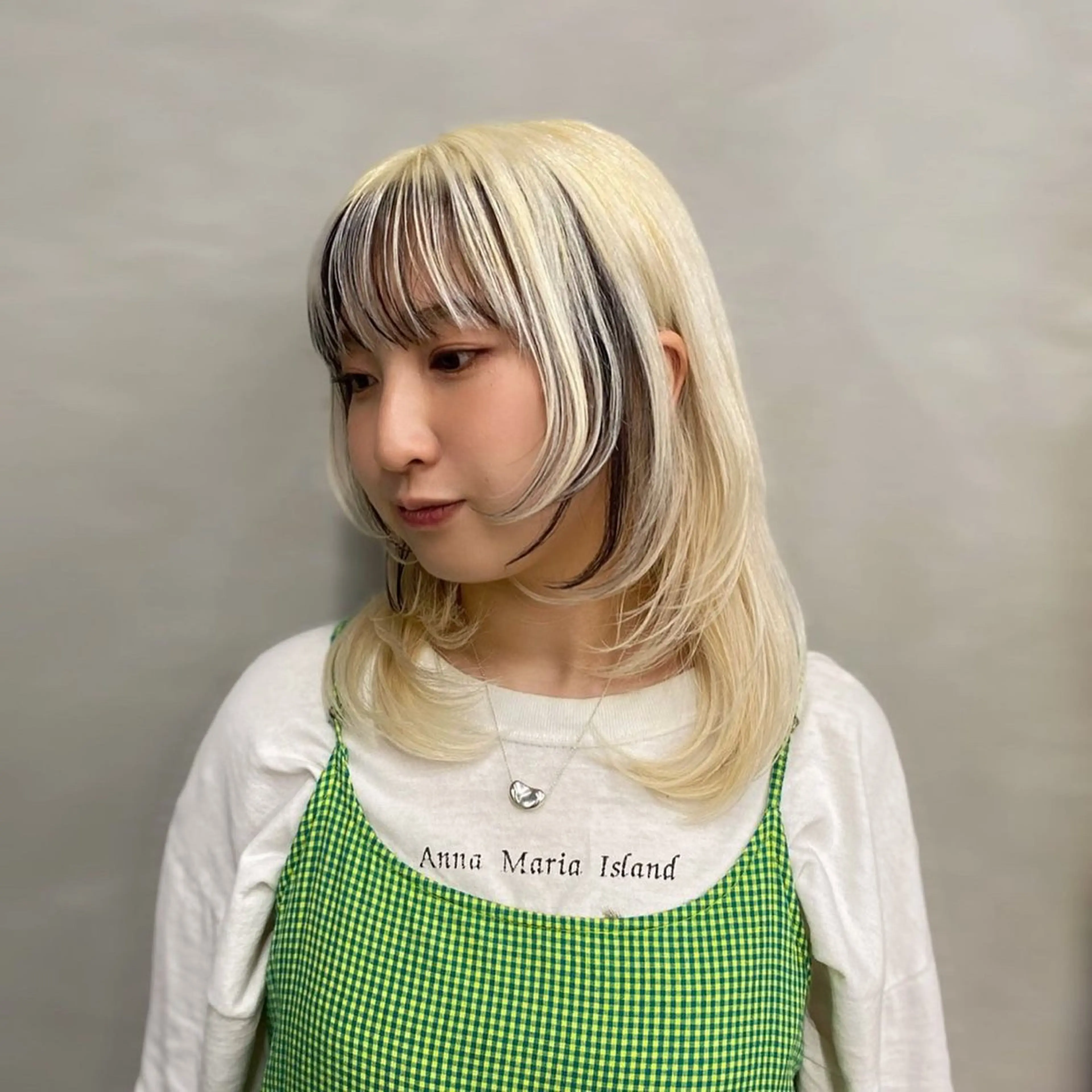 ミディアム カラー ヘアアレンジ 抜きっぱなしブロンド ヘアカラー トリートメント mina 🌷のヘアスタイル