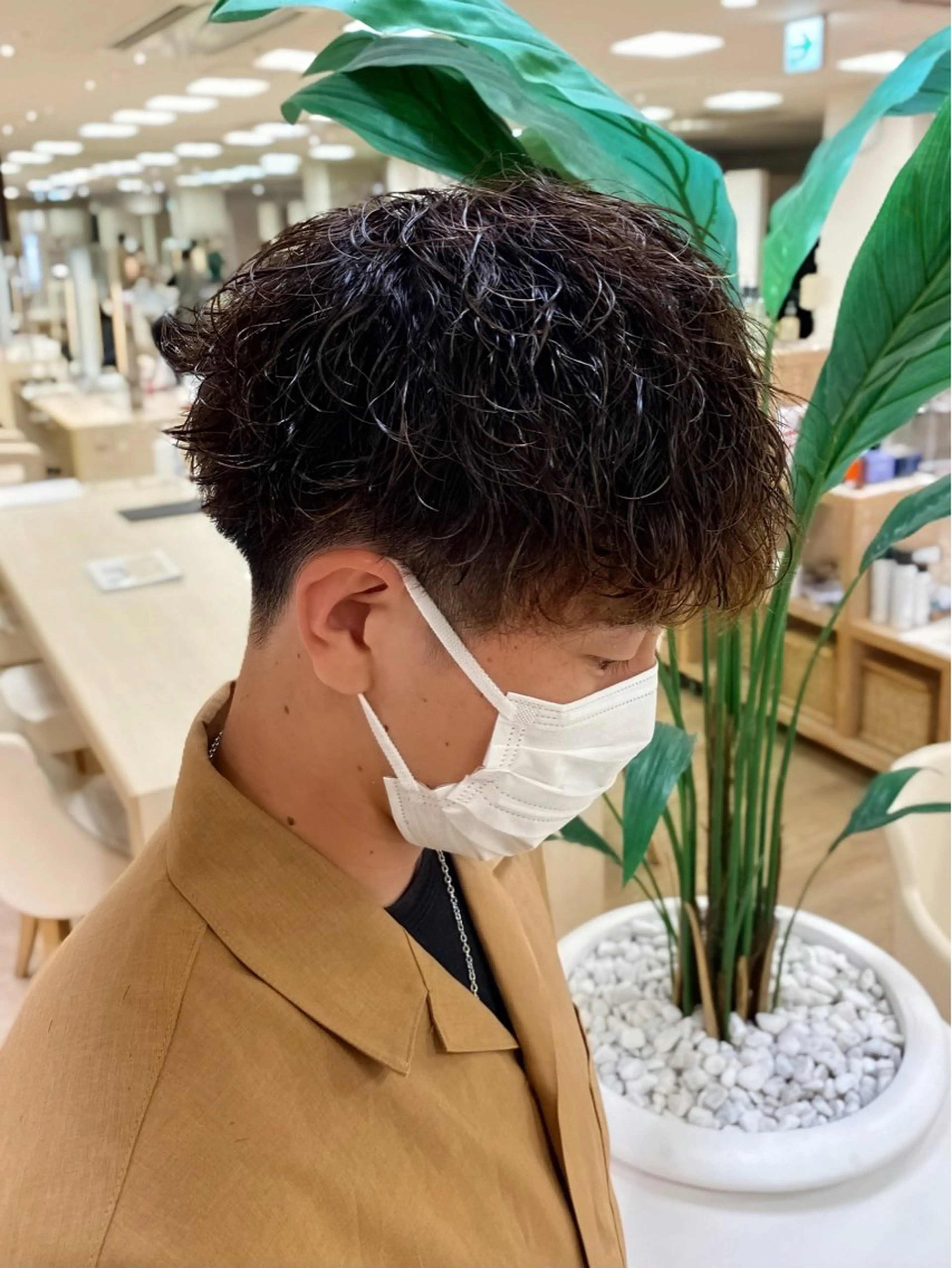 ショート パーマ メンズ 波巻きパーマ 銀座メンズパーマ🦚 ブリーチ🌿レイヤーのヘアスタイル