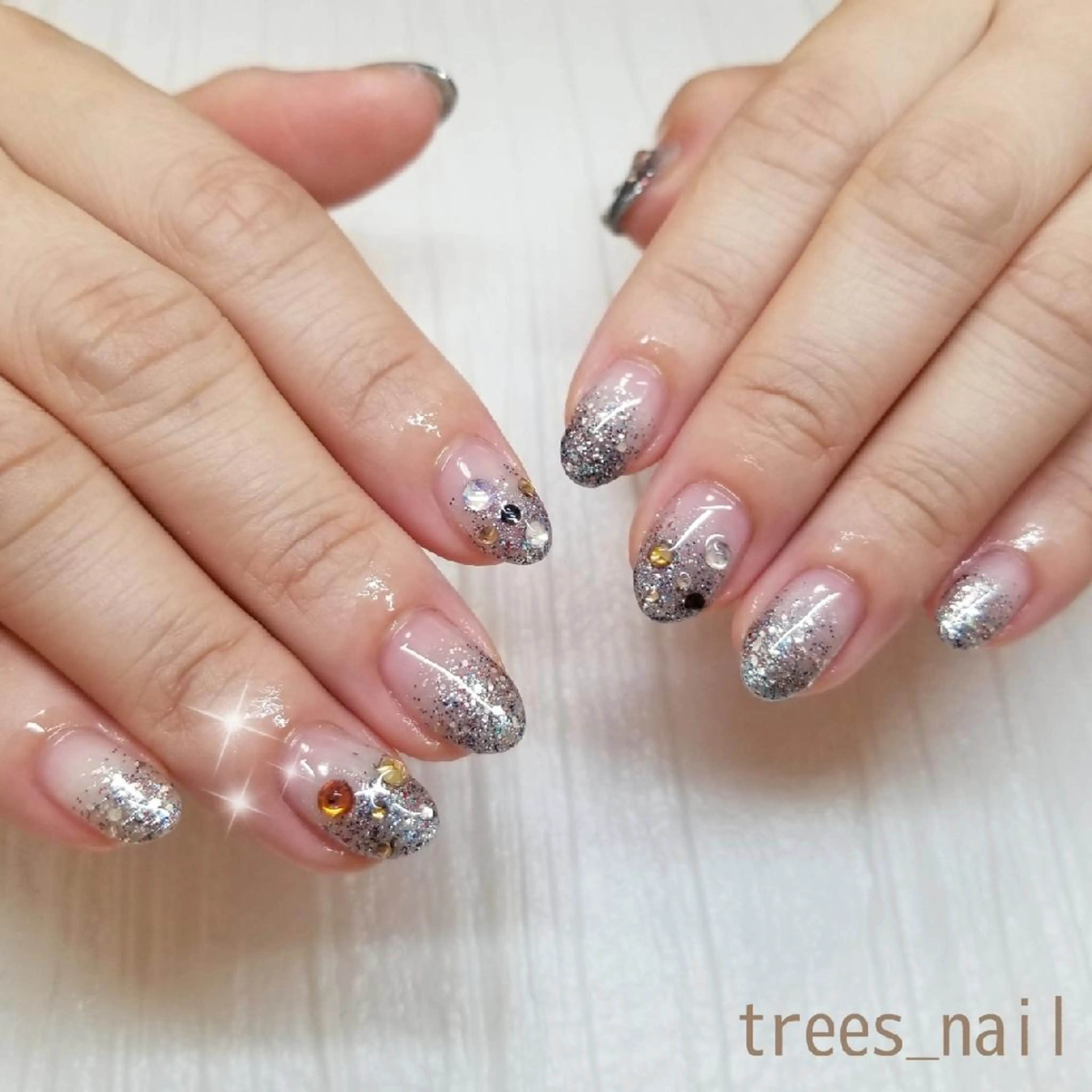 ネイル グラデーション ラメ(グリッター) ラメグラデーション シンプルネイル ストーンネイル trees_ nailのネイルデザイン
