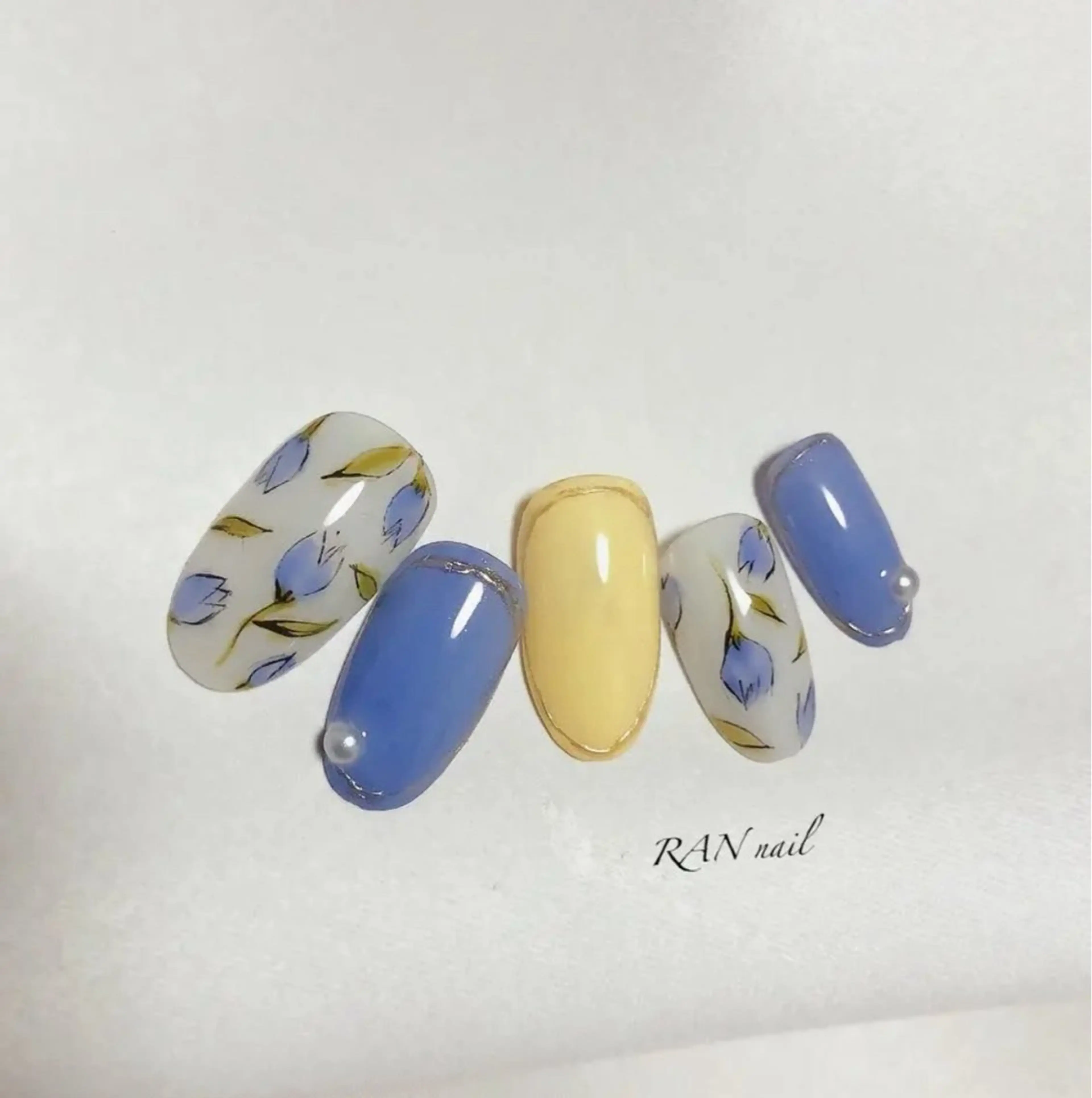 ネイル ブルー フラワーネイル ニュアンスネイル 春ネイル 黄色 RAN nail 〜ランネイル〜所属・RAN nailのネイルデザイン