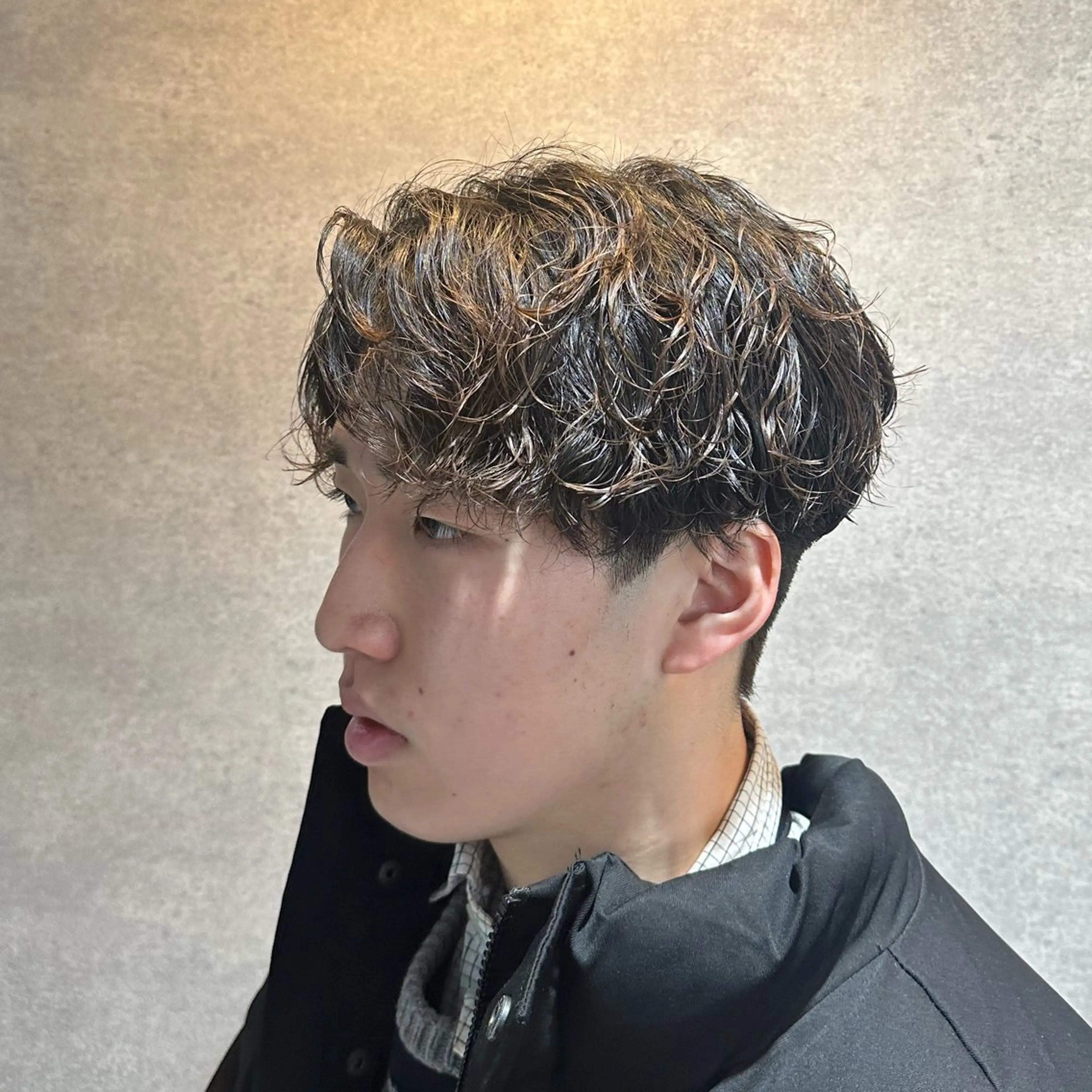 パーマ メンズ メンズブリーチ センターパート メンズハイトーン メンズメッシュ メンズパーマ punel nayu🌻のヘアスタイル